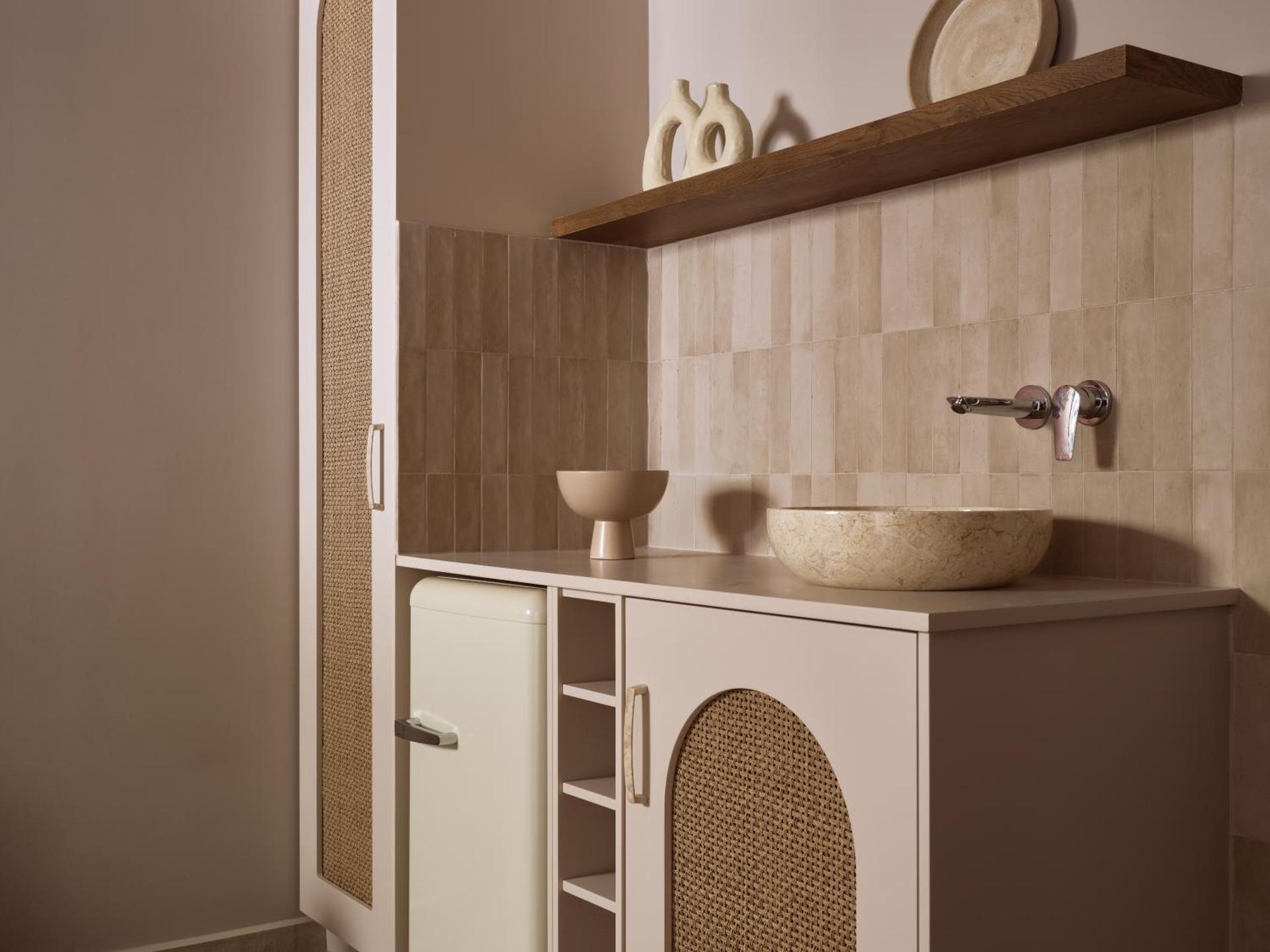 Ammonites Beachfront Rooms & Suites - Photo 13