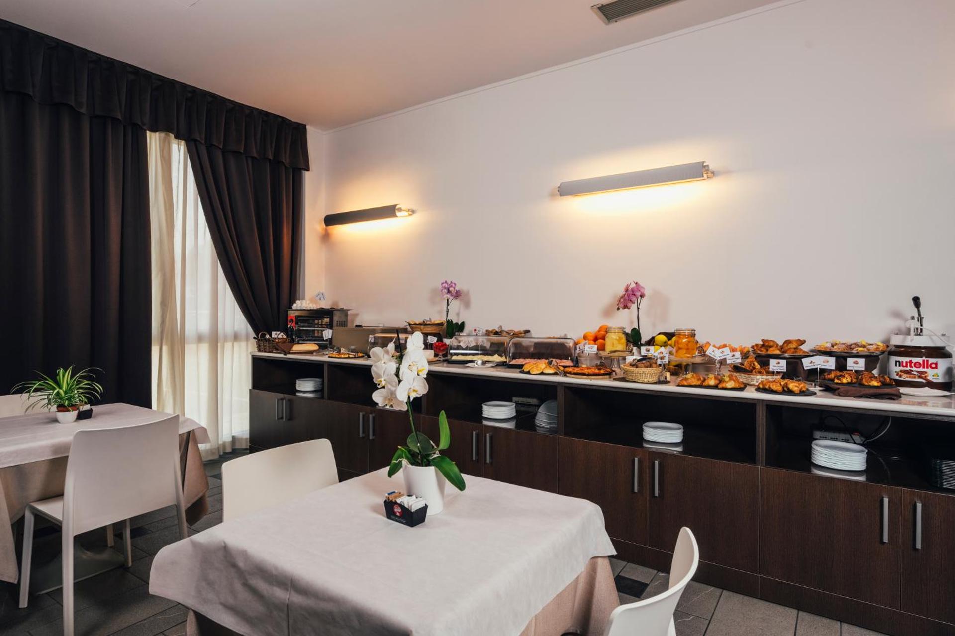 Euro Hotel - Photo 59