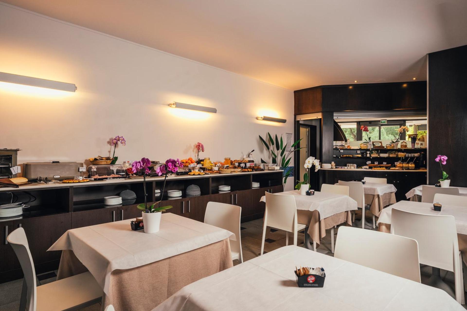 Euro Hotel - Photo 16