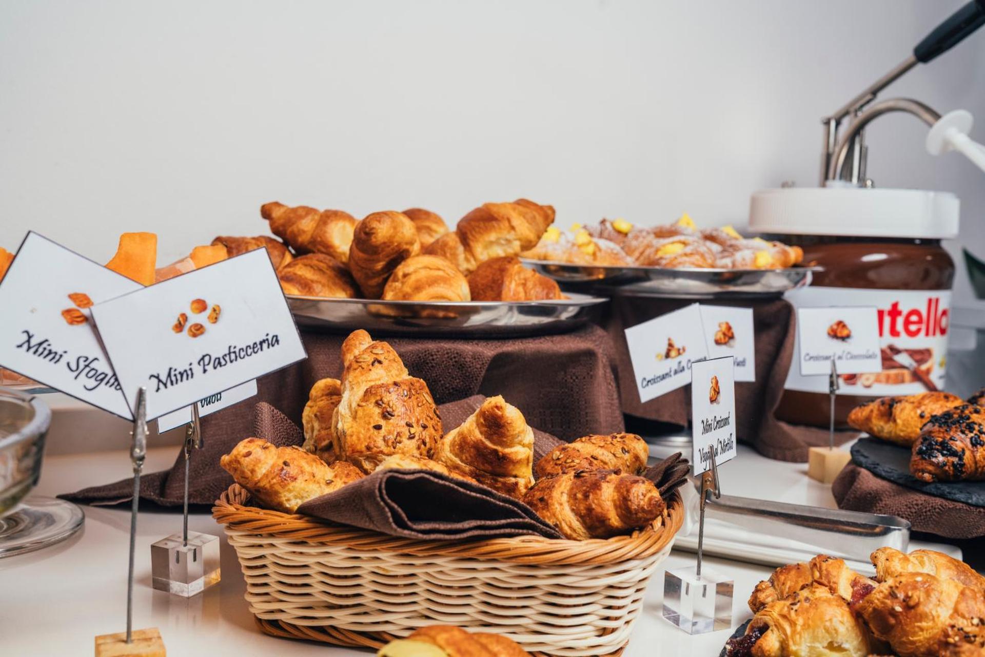 Euro Hotel - Photo 7