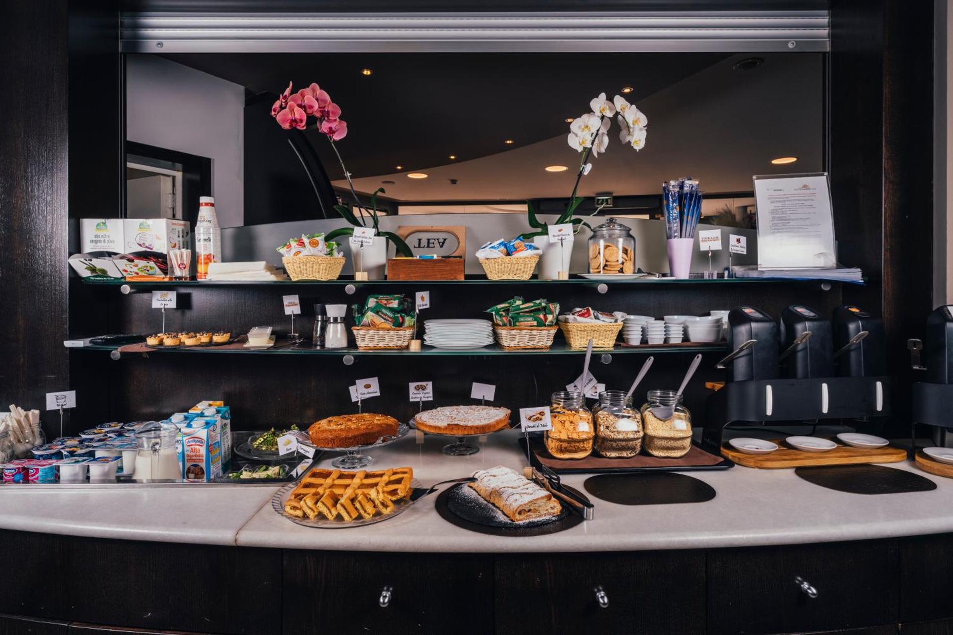 Euro Hotel - Photo 29