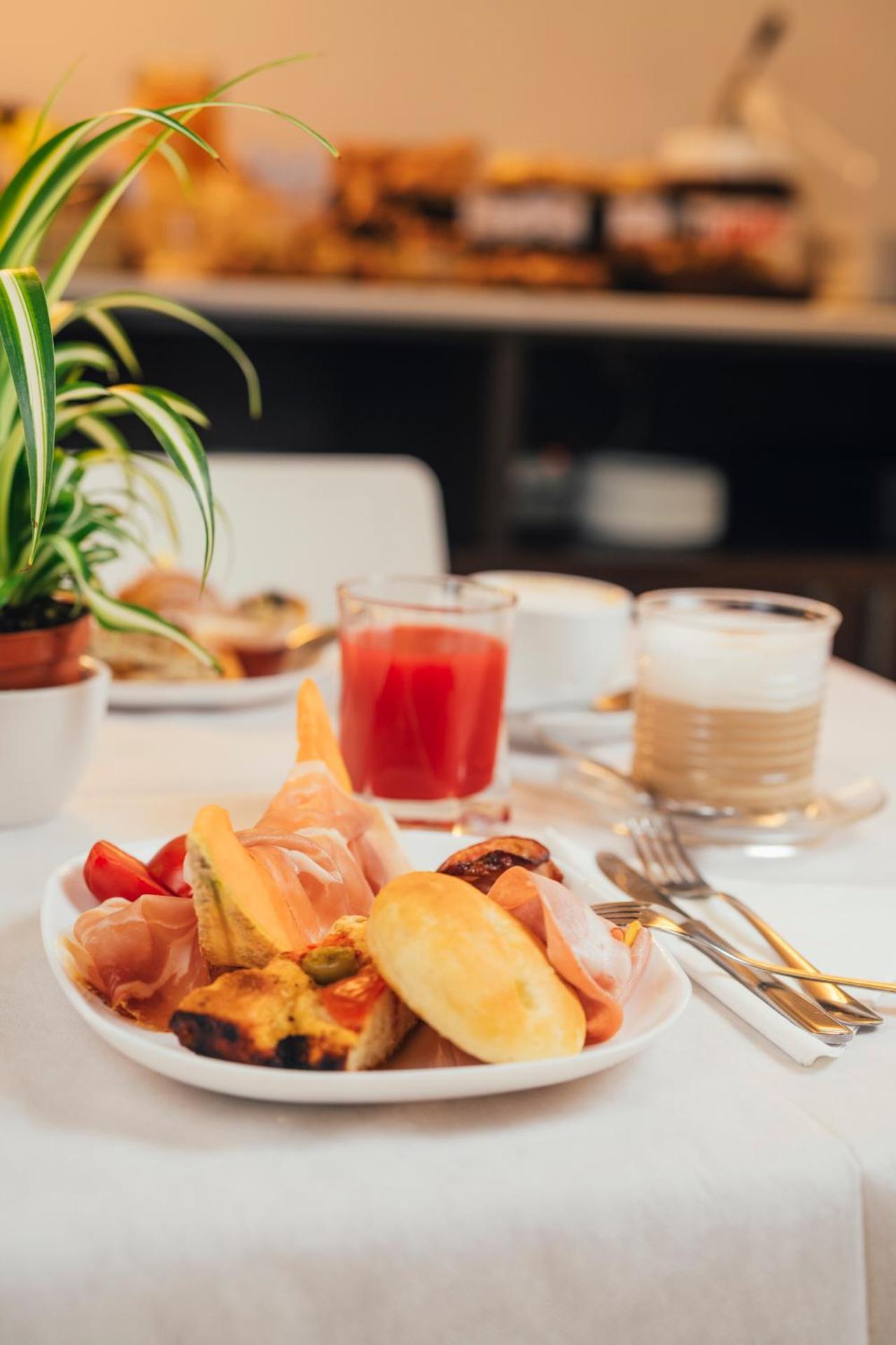 Euro Hotel - Photo 24