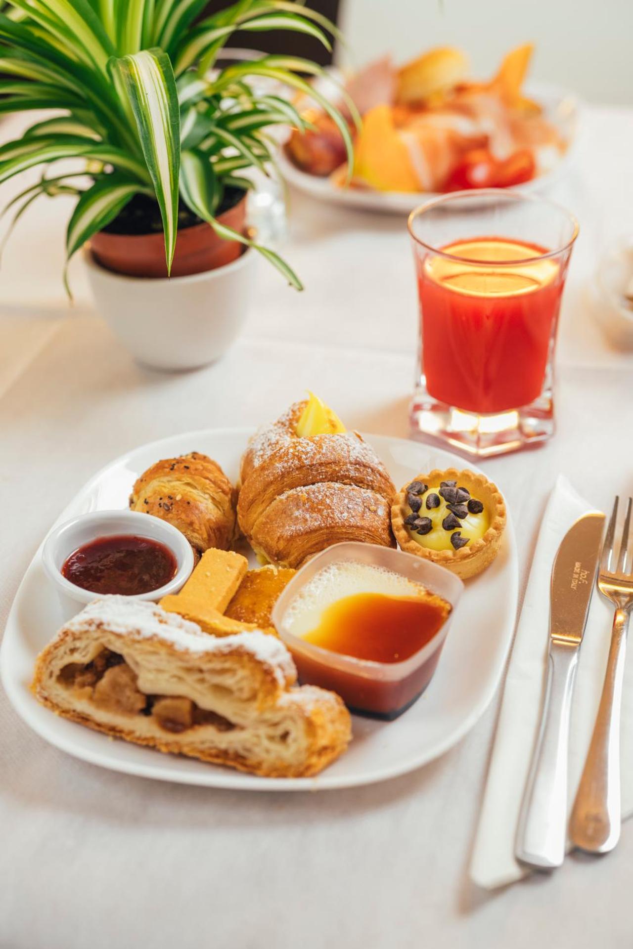 Euro Hotel - Photo 23