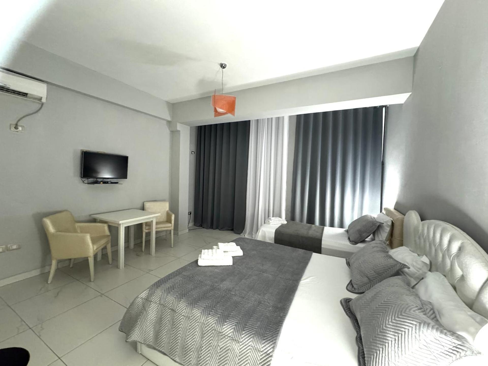 Grand Hotel Gjyshi - Photo 23