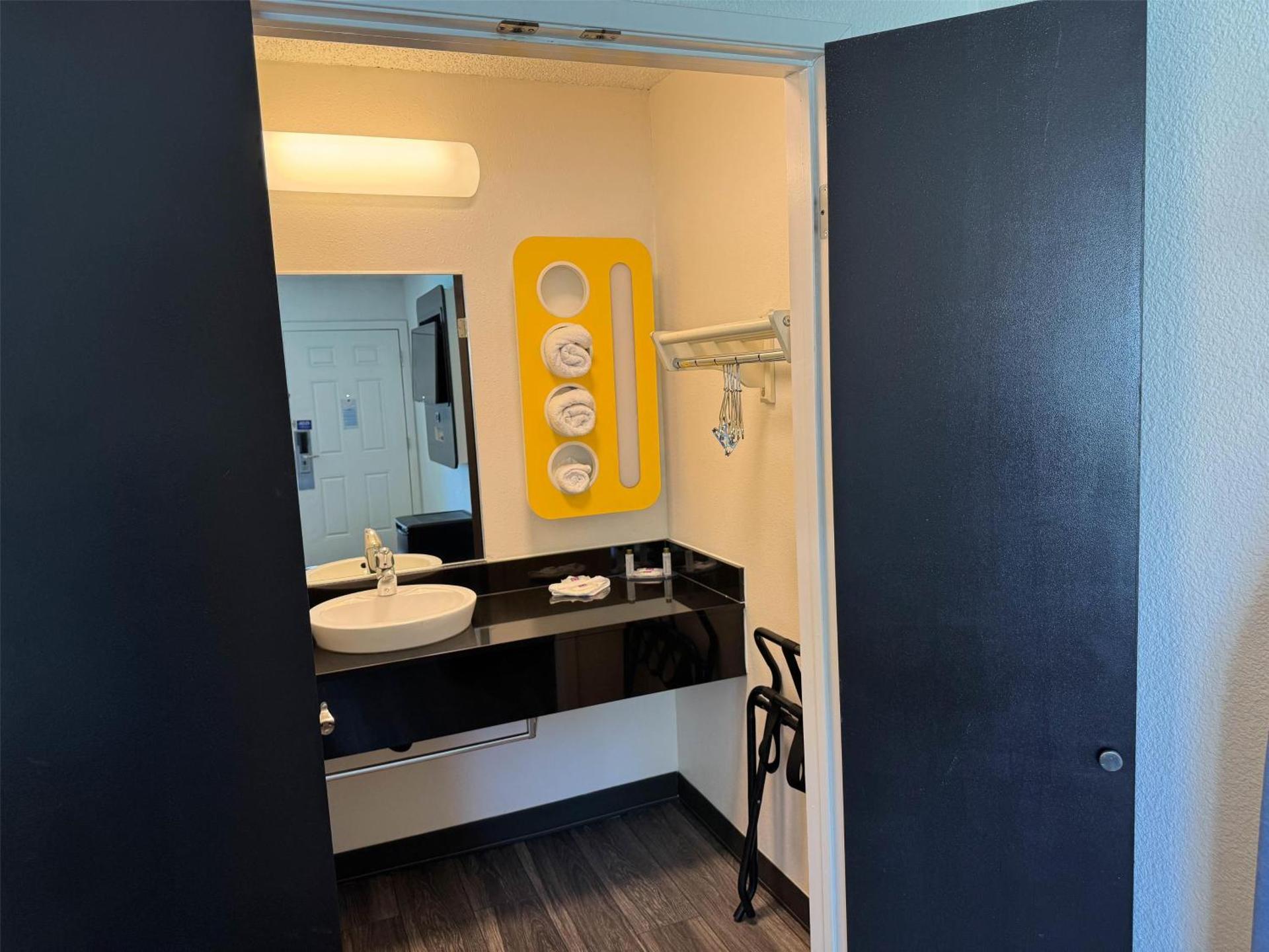 Studio 6 Suites Las Vegas, NV - Tropicana - Photo 6