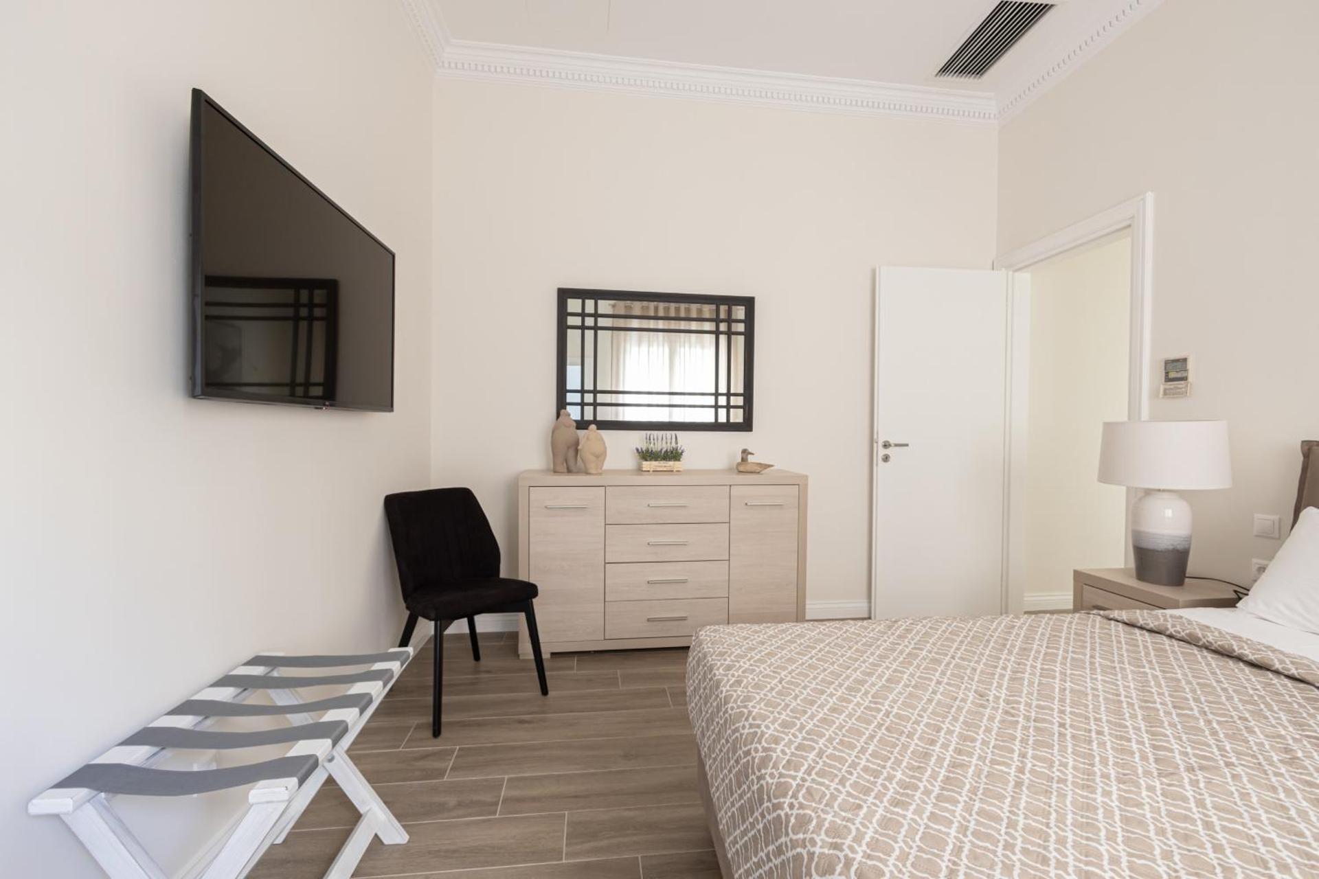 Historic Plaka's Deluxe Apartment - Photo 37