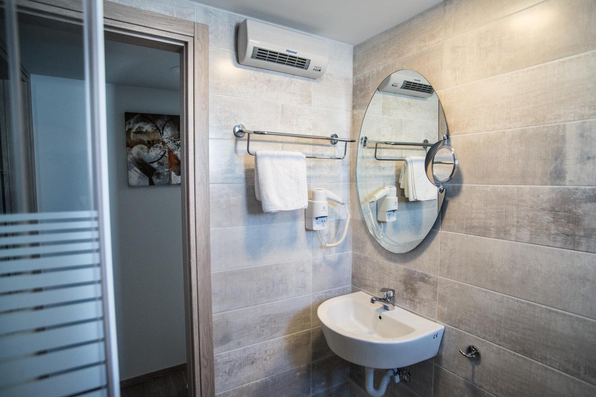 Argo Hotel Piraeus - Photo 82