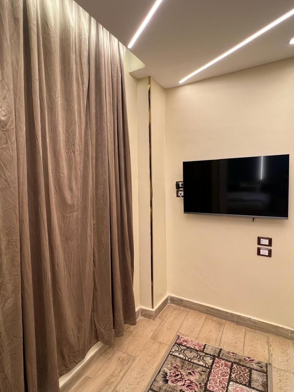 Red pyramids view hotels Foreiigners only - Full view - Photo 3