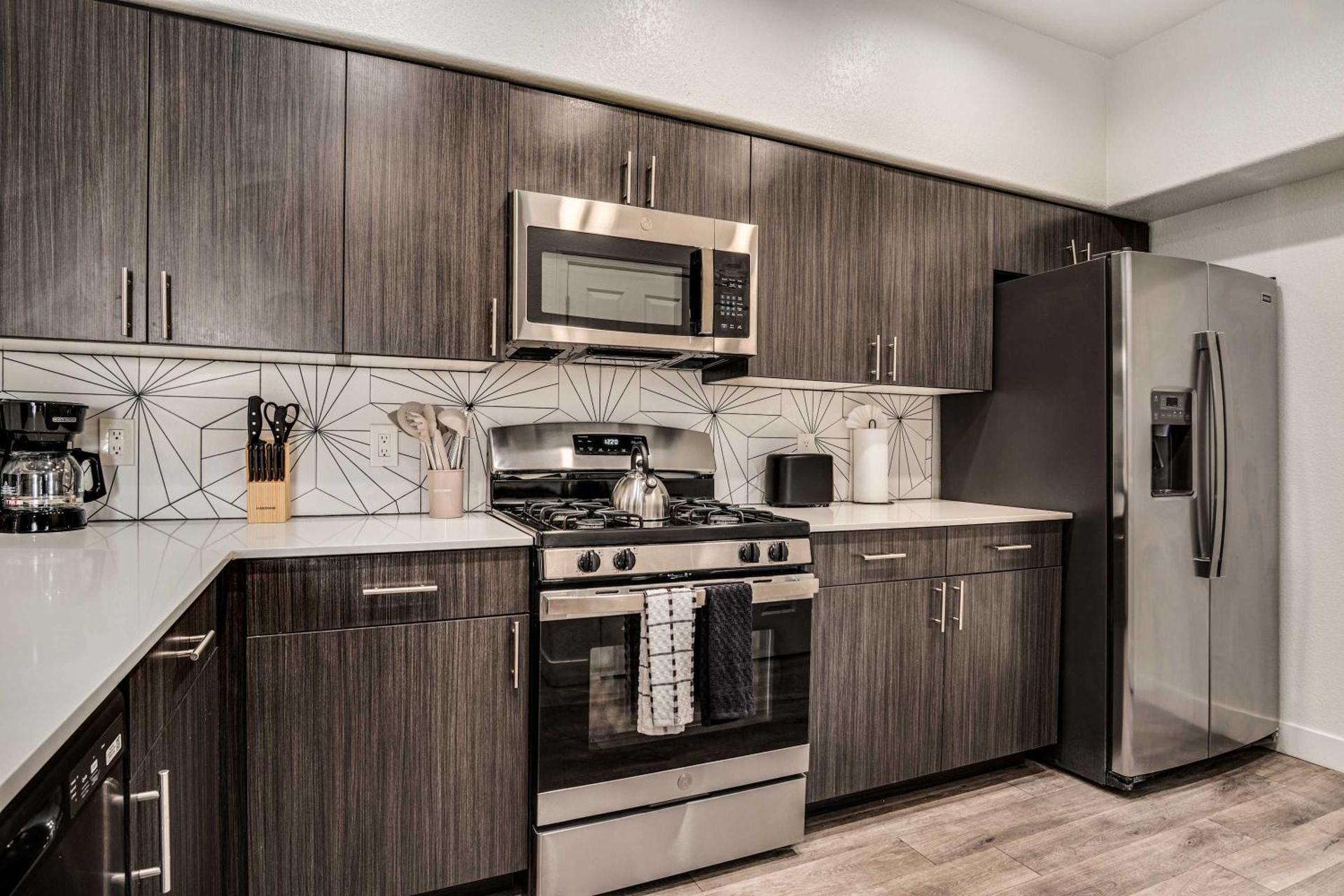 Boulevard Stays Luxe 2BR by the Stadium Pool Parking Gym 06 - Photo 24