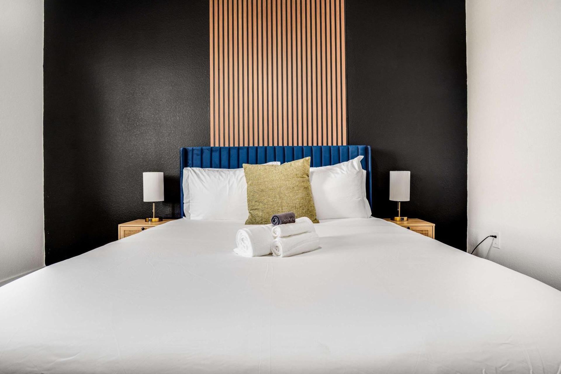 Boulevard Stays Luxe 2BR by the Stadium Pool Parking Gym 06 - Photo 19