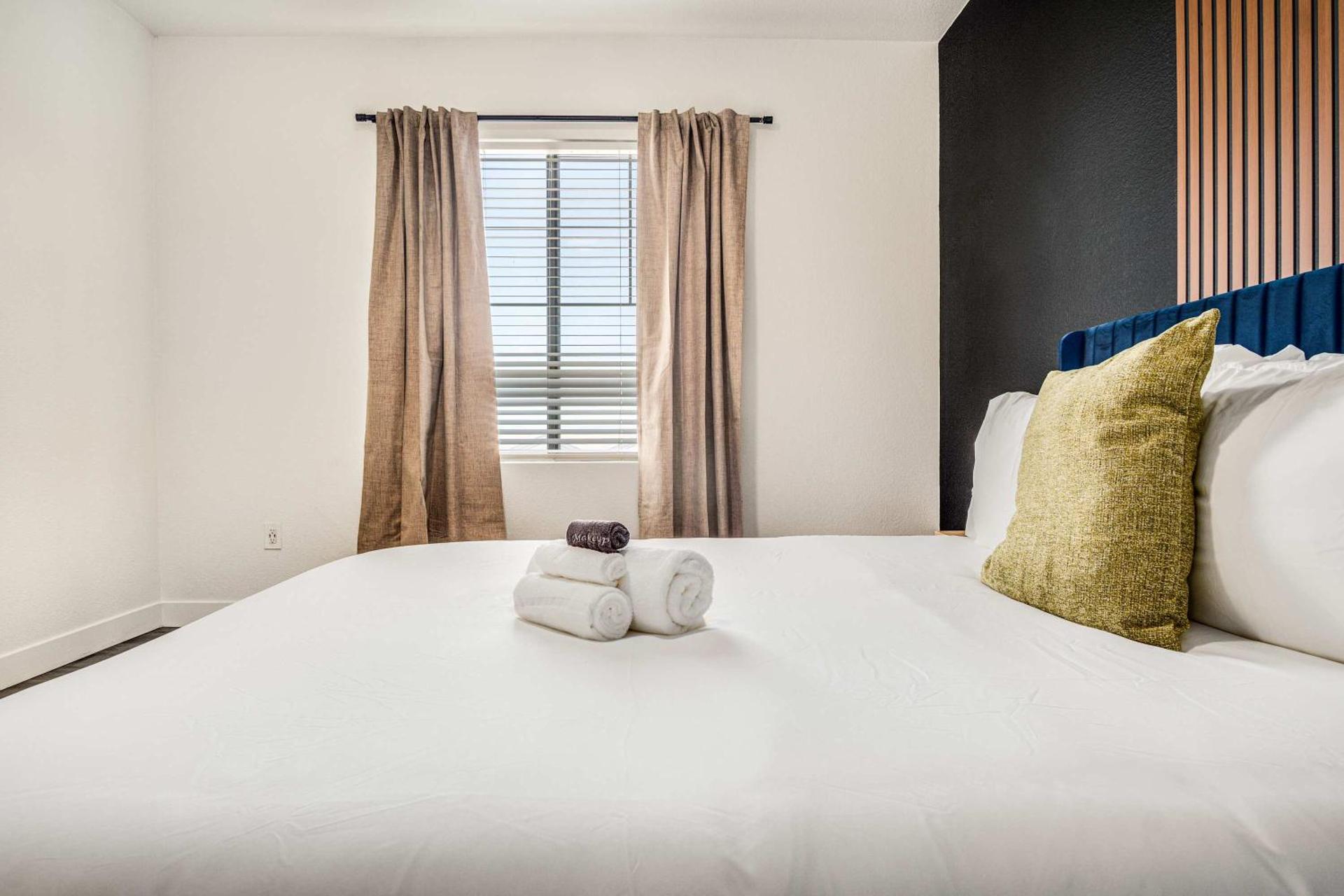 Boulevard Stays Luxe 2BR by the Stadium Pool Parking Gym 06 - Photo 20