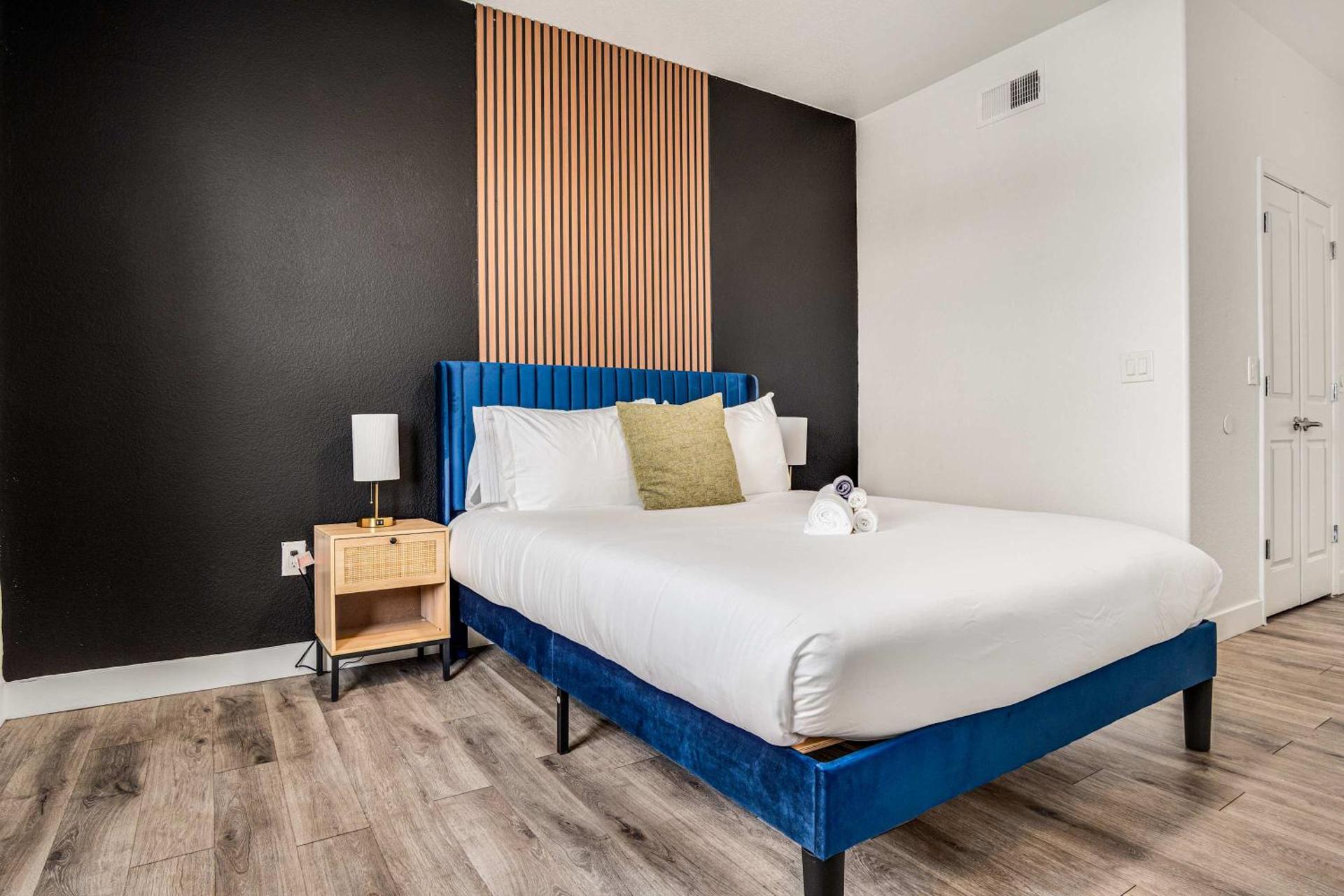 Boulevard Stays Luxe 2BR by the Stadium Pool Parking Gym 06 - Photo 18