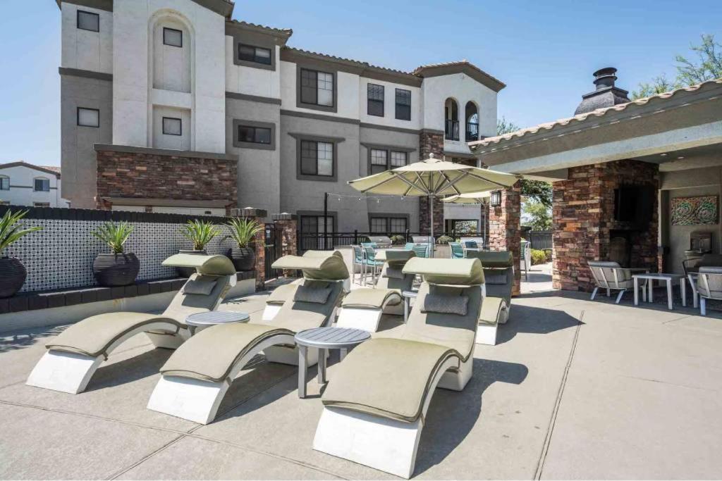 Boulevard Stays Luxe 2BR by the Stadium Pool Parking Gym 06 - Photo 14