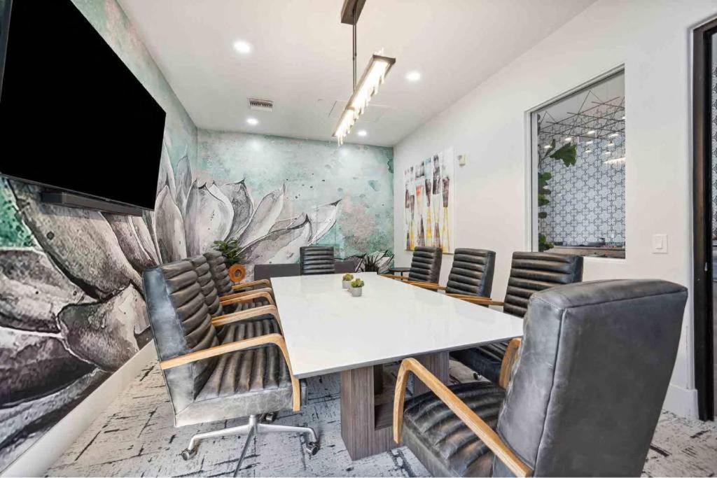 Boulevard Stays Luxe 2BR by the Stadium Pool Parking Gym 06 - Photo 13