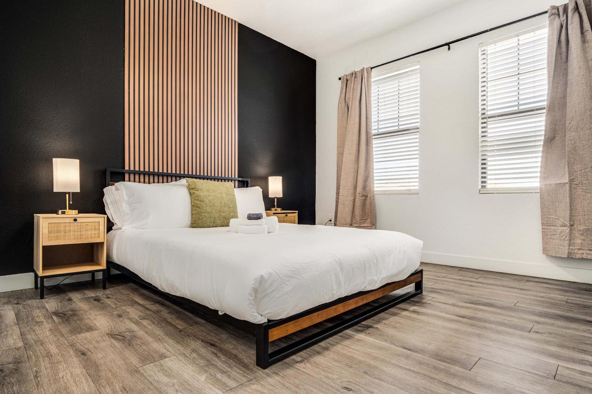 Boulevard Stays Luxe 2BR by the Stadium Pool Parking Gym 06 - Photo 16