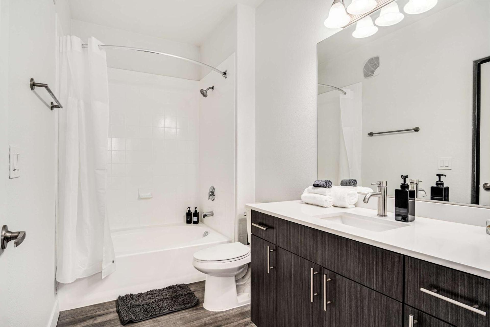 Boulevard Stays Luxe 2BR by the Stadium Pool Parking Gym 06 - Photo 5