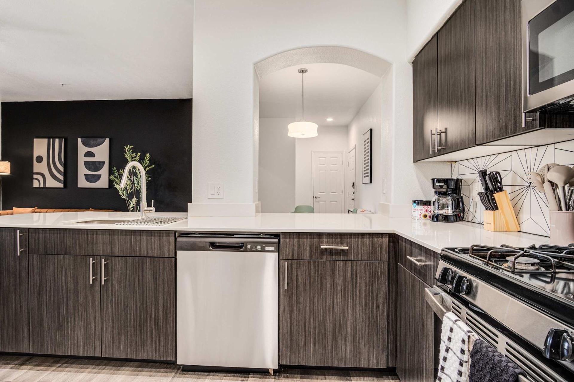 Boulevard Stays Luxe 2BR by the Stadium Pool Parking Gym 06 - Photo 6