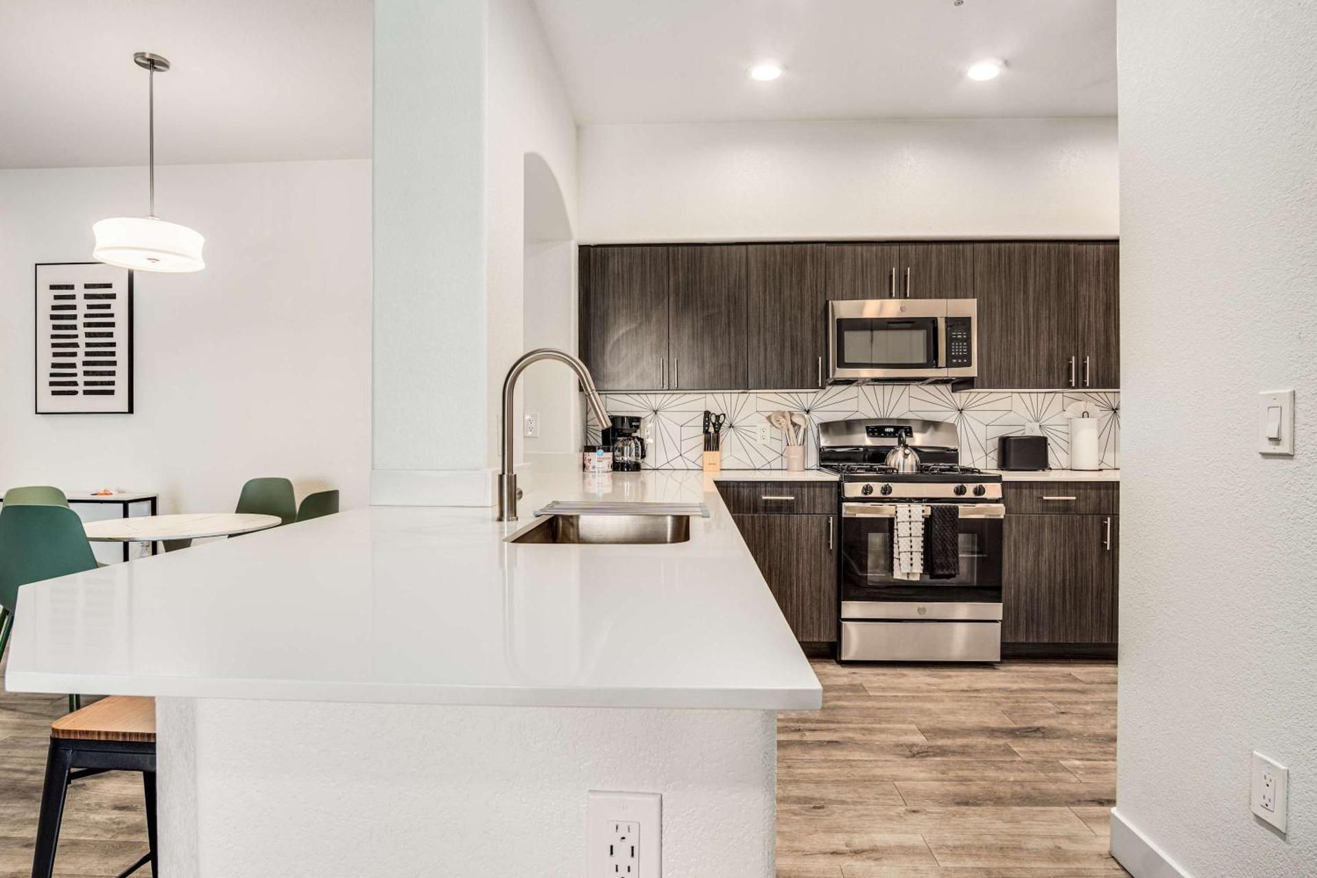 Boulevard Stays Luxe 2BR by the Stadium Pool Parking Gym 06 - Photo 7