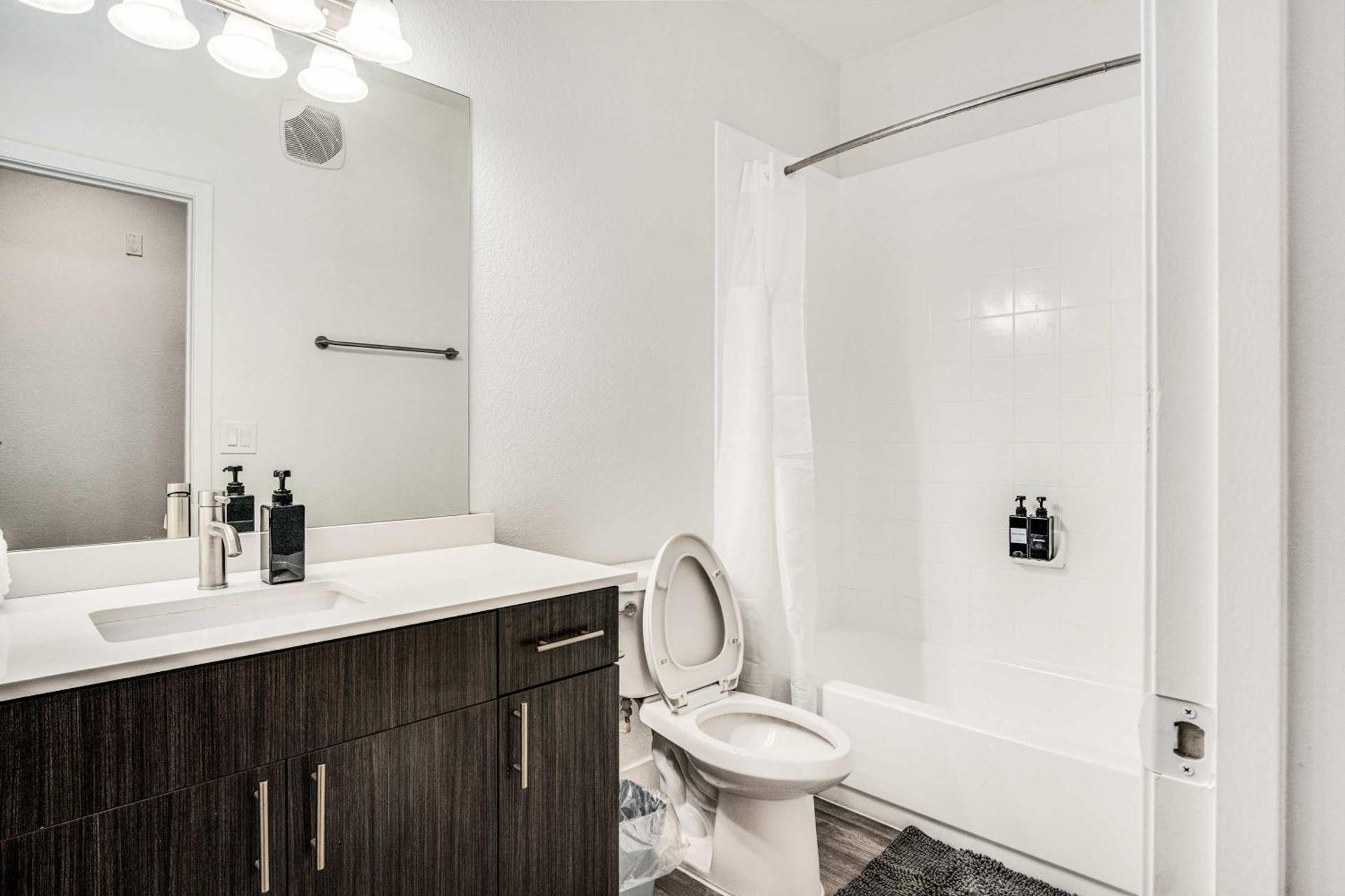 Boulevard Stays Luxe 2BR by the Stadium Pool Parking Gym 06 - Photo 4