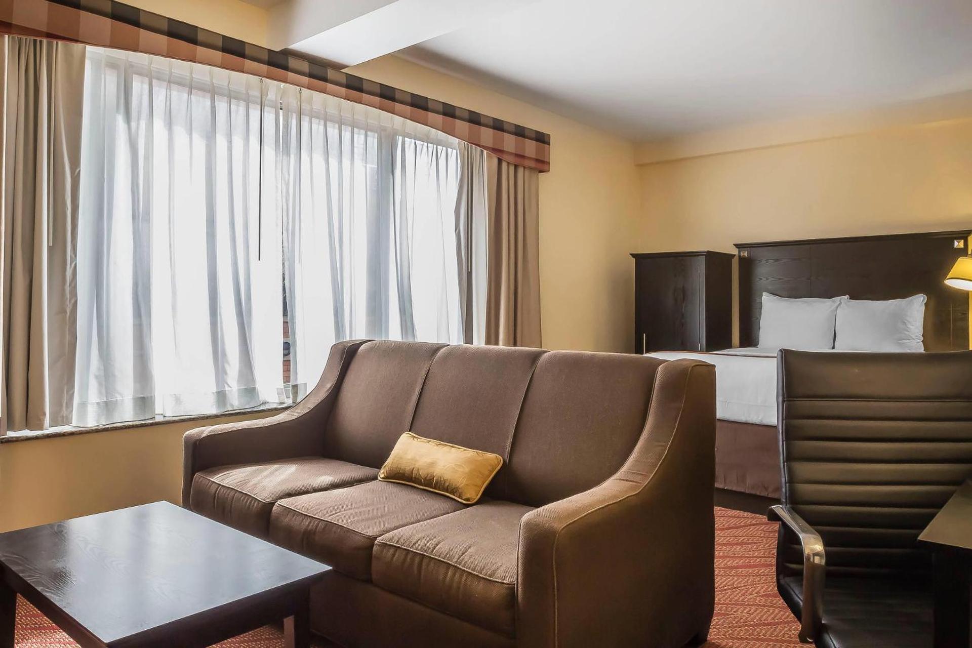Comfort Inn & Suites LaGuardia Airport - Photo 2