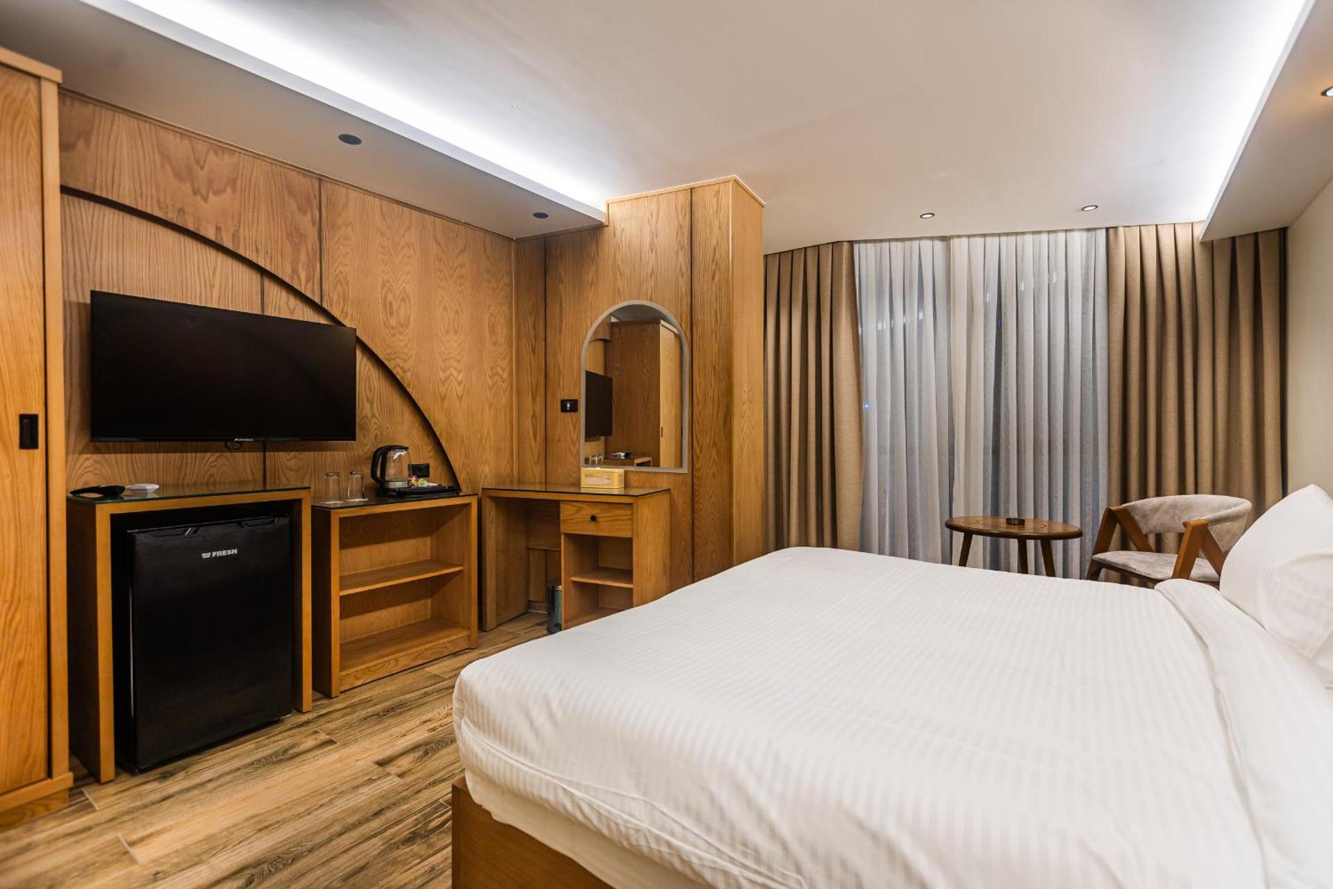 Deluxe Double or Twin Room with City View