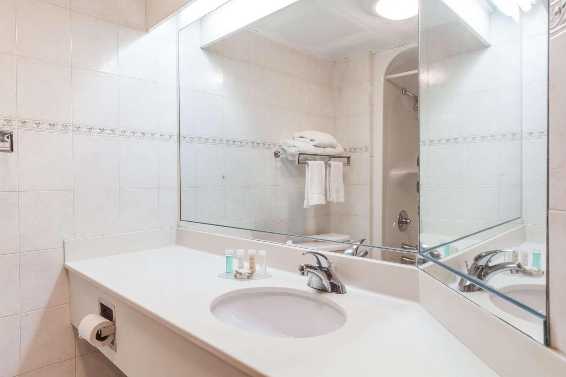 Howard Johnson by Wyndham Newark Airport - Photo 25