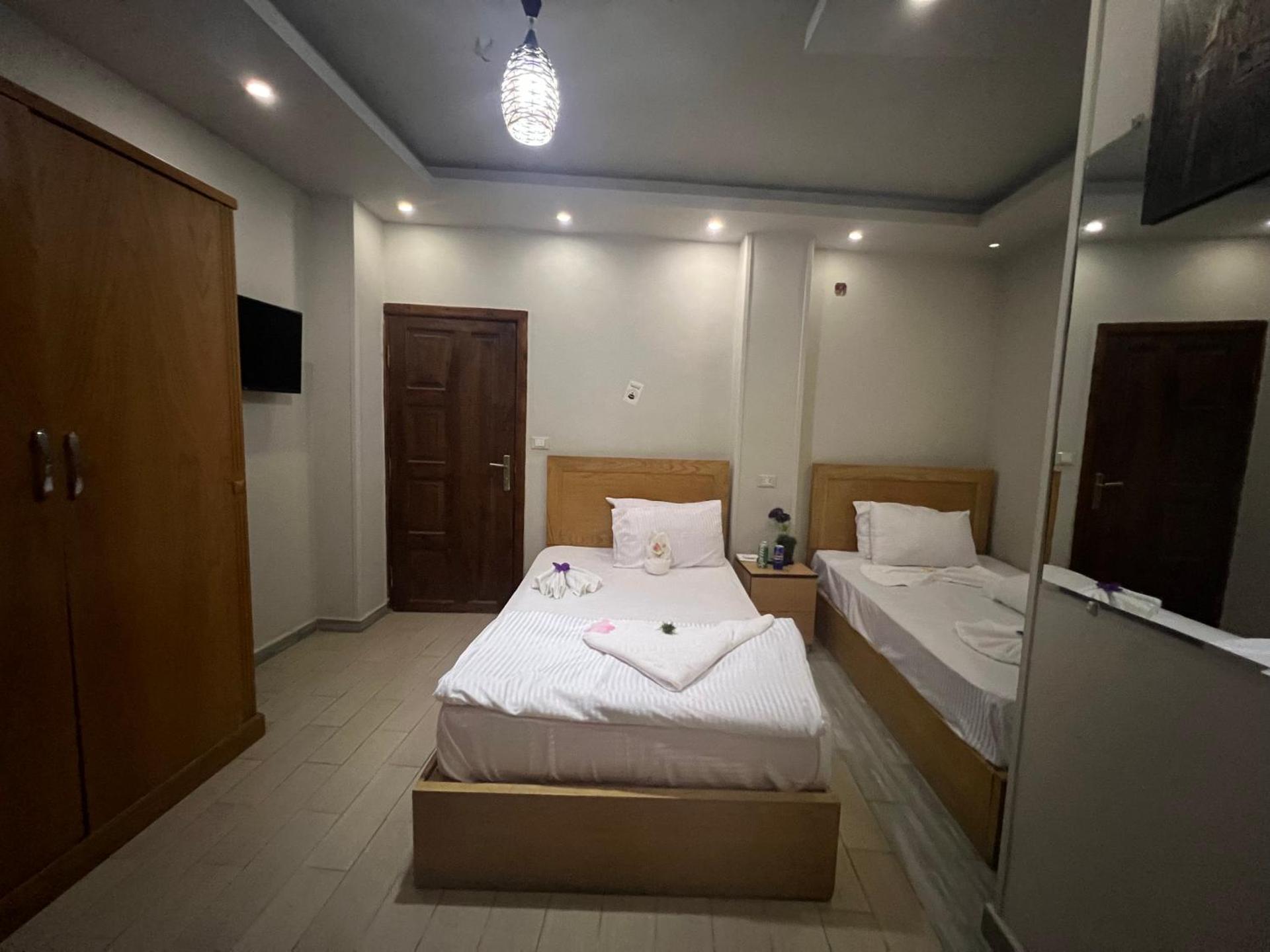 Osiris pyramids - Photo 29