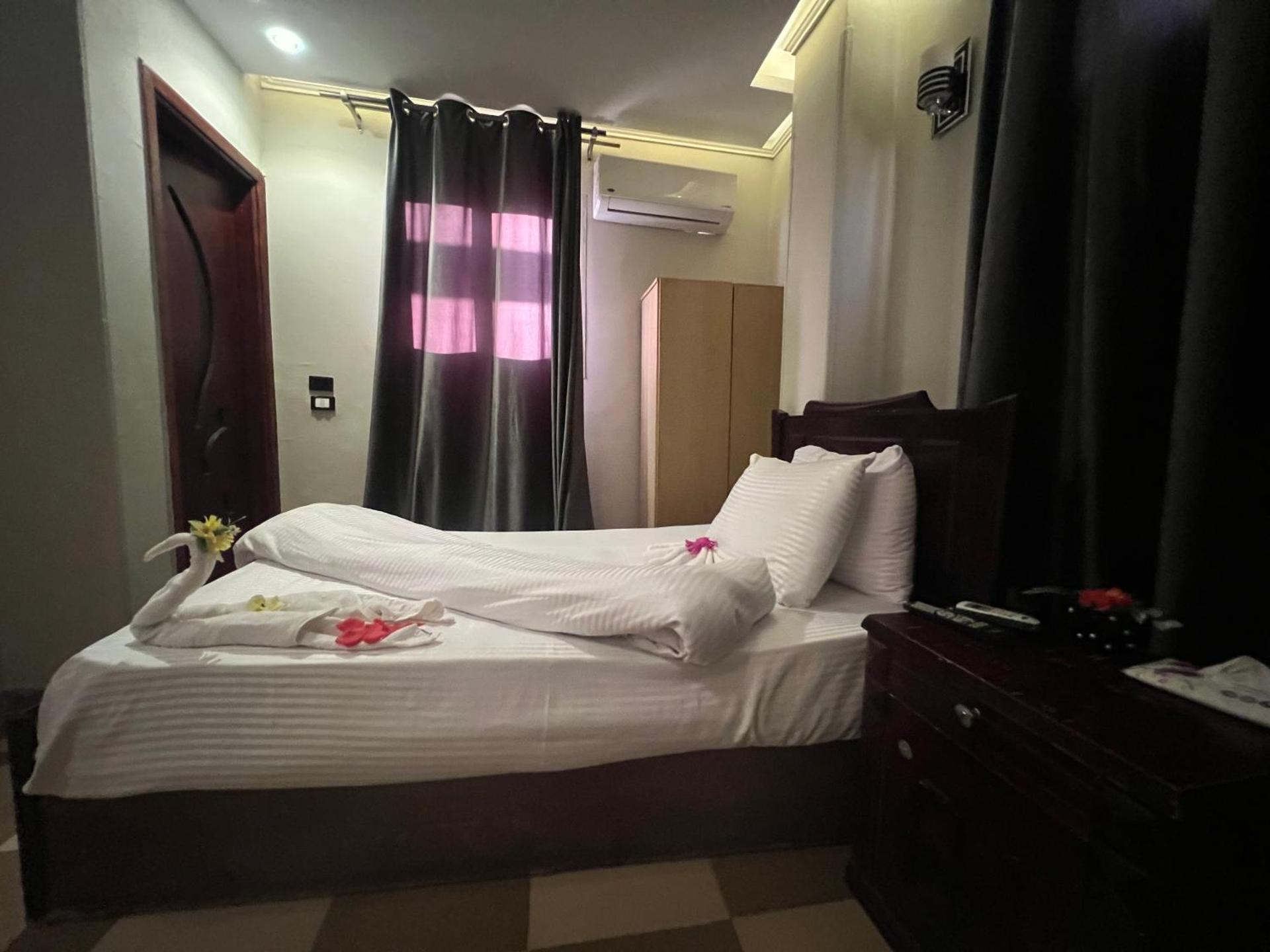 Osiris pyramids - Photo 33