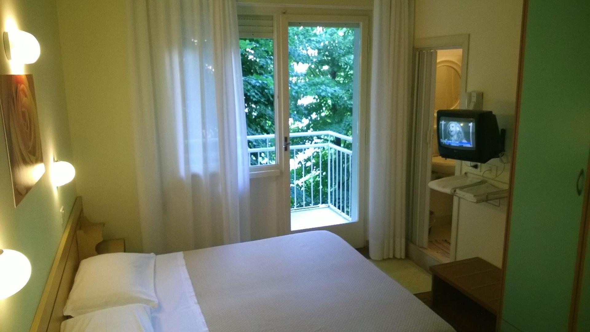 Hotel Capri - Photo 9