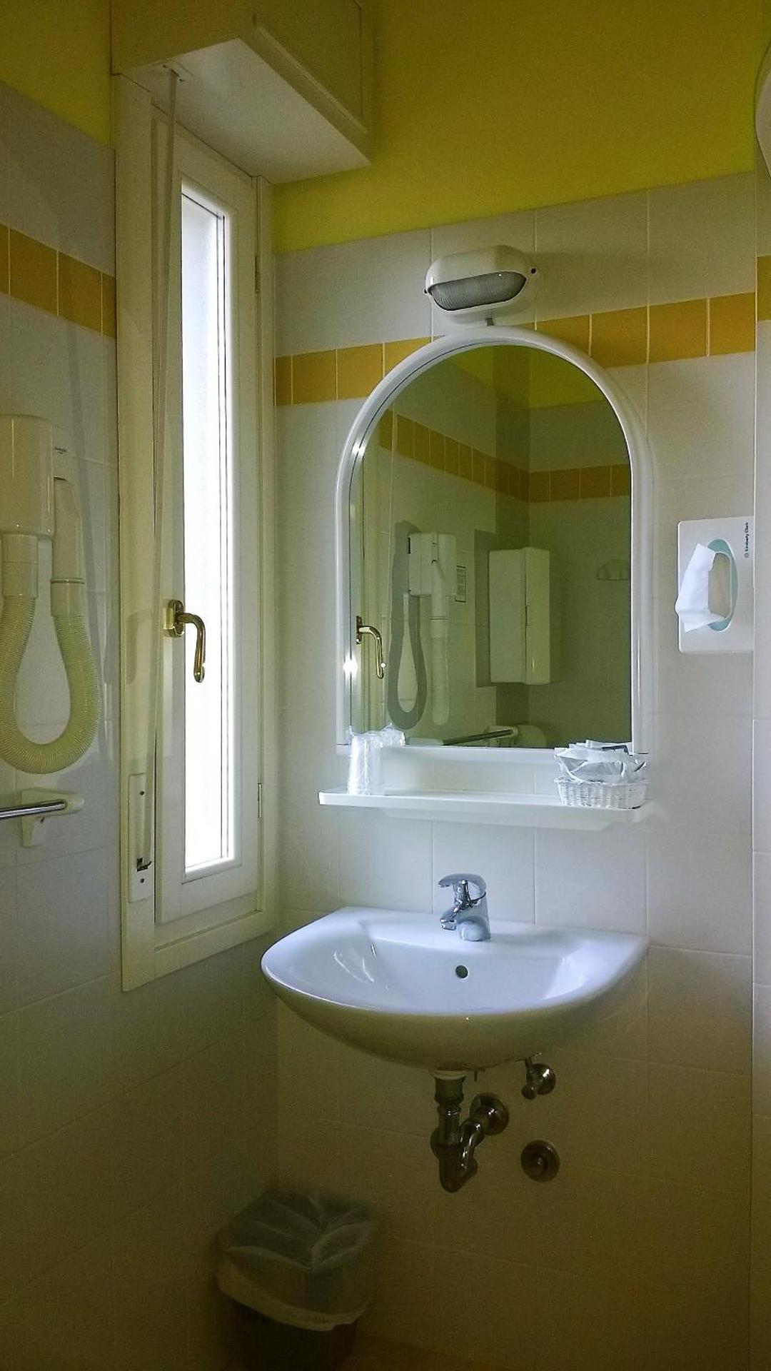 Hotel Capri - Photo 16