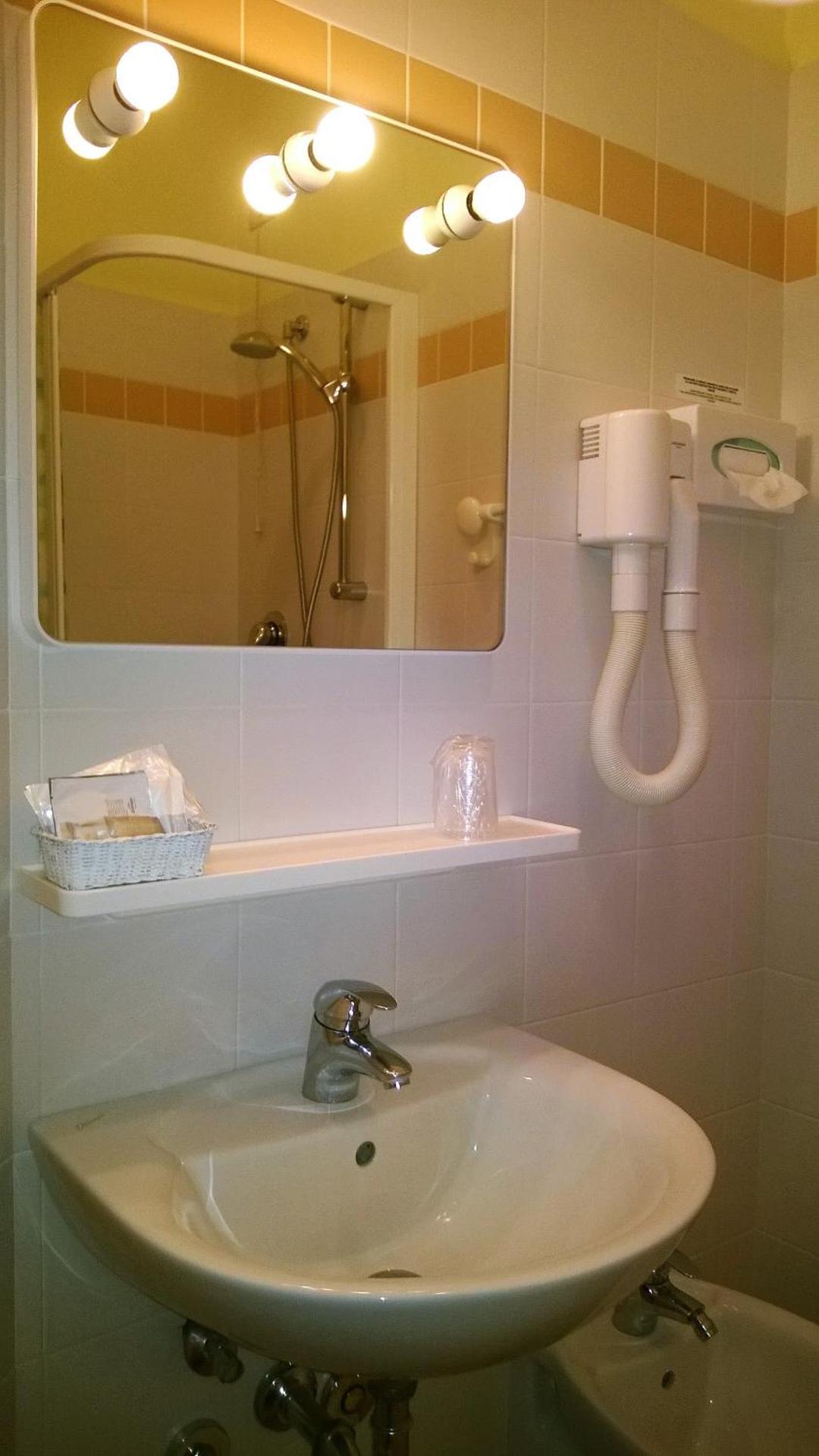 Hotel Capri - Photo 11