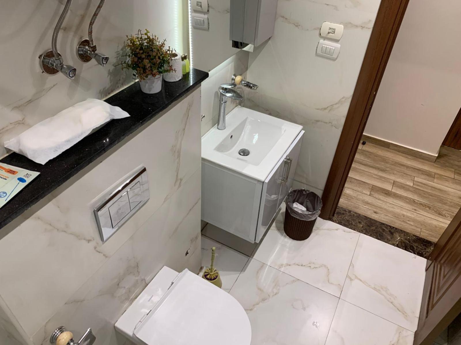 Roone pyramids view inn - Photo 109