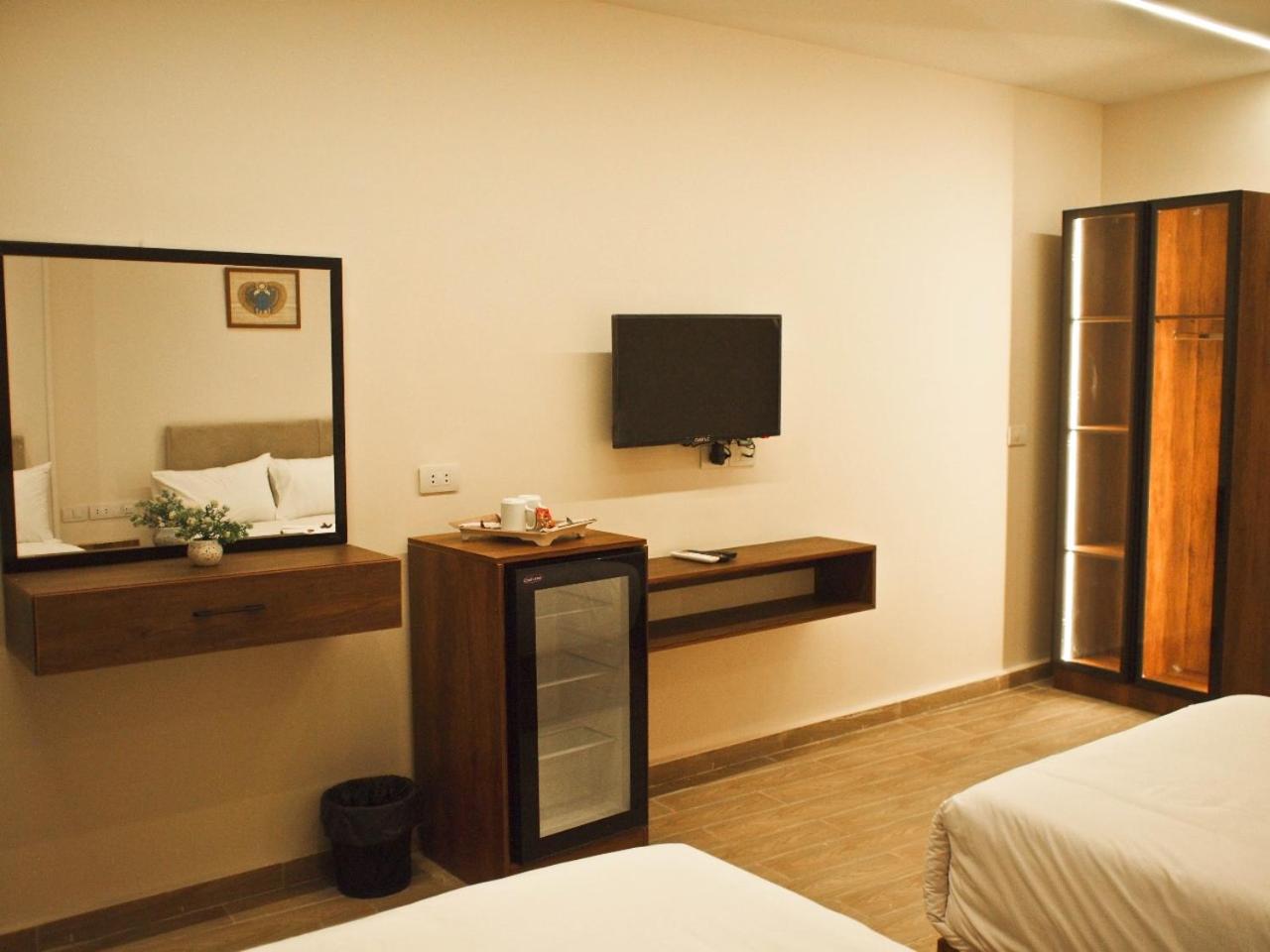 New Galleria Pyramids view inn - Photo 53