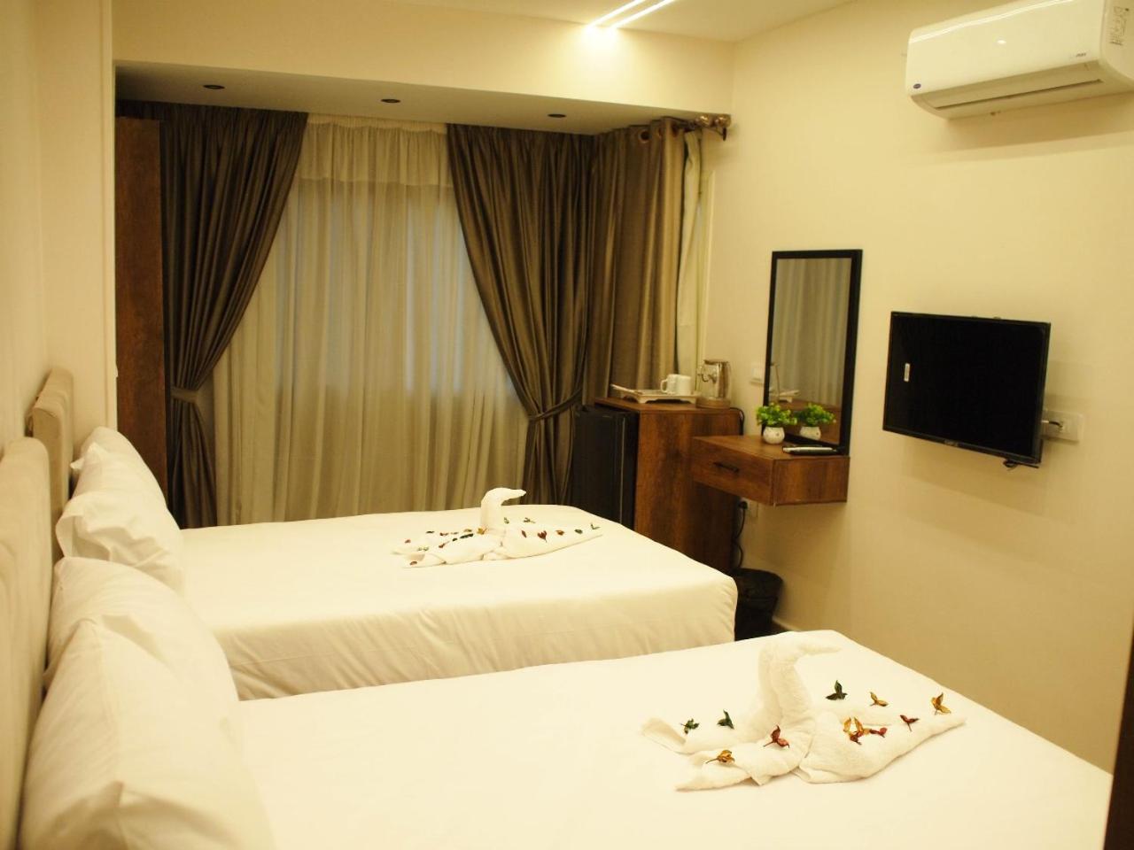 New Galleria Pyramids view inn - Photo 56