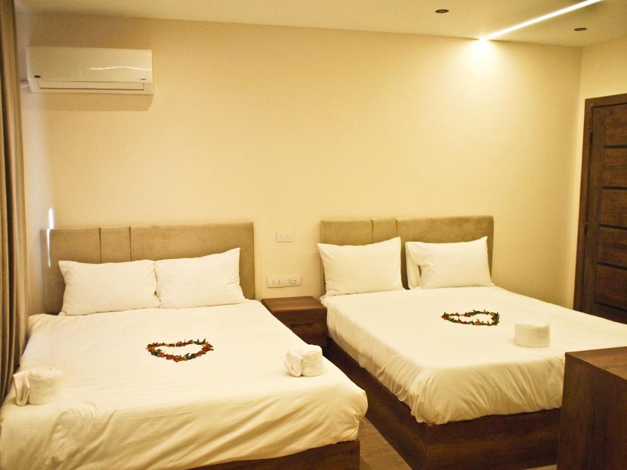 New Galleria Pyramids view inn - Photo 40