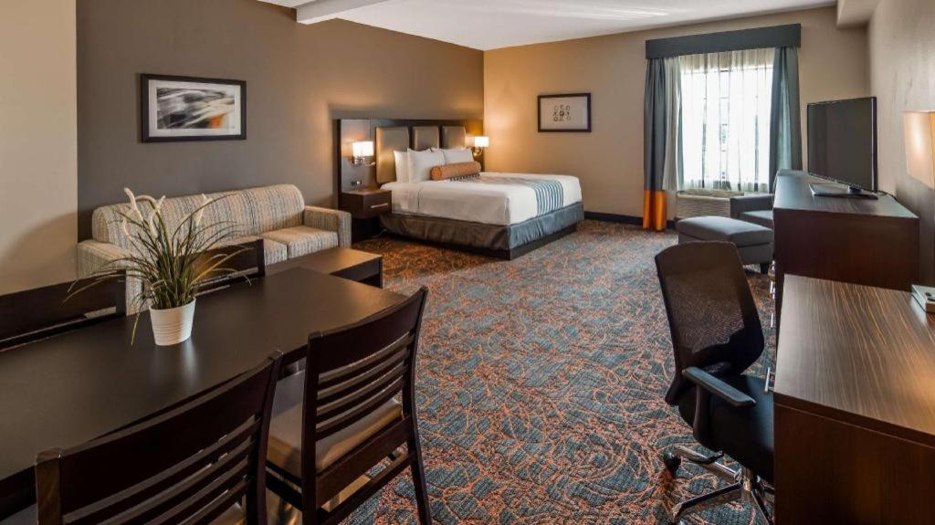 Best Western Plus Executive Inn - Photo 68