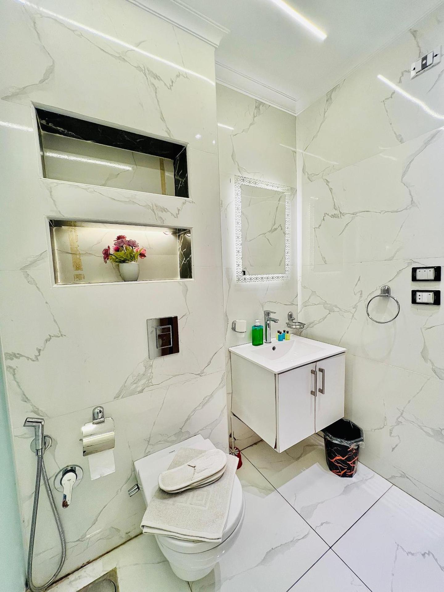 Roone pyramids view inn - Photo 57