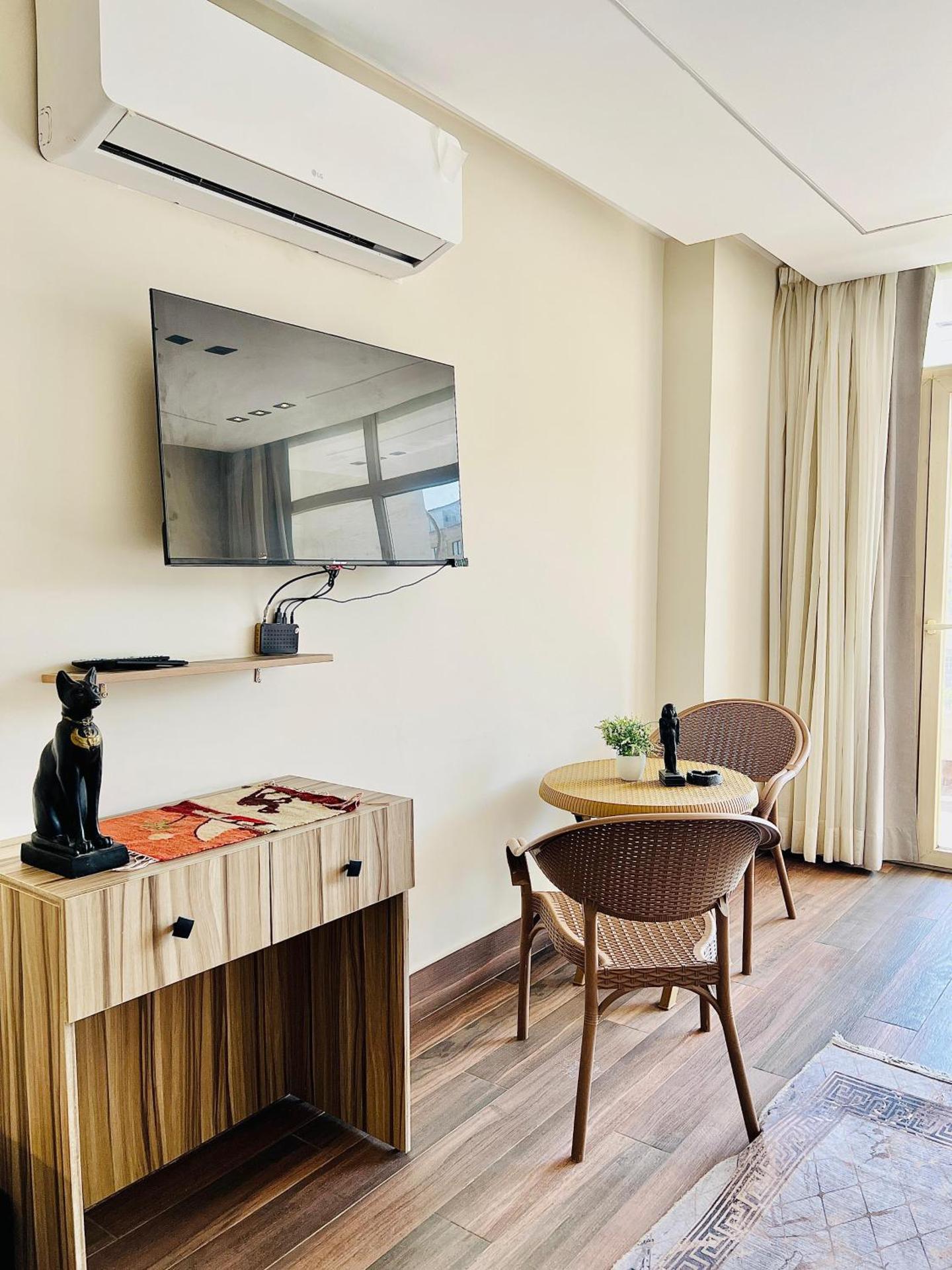 Roone pyramids view inn - Photo 59