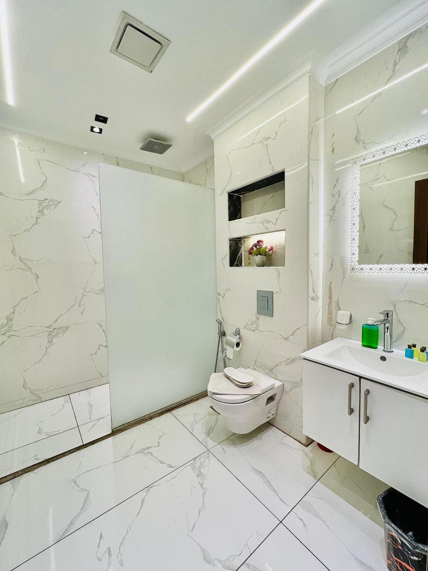 Roone pyramids view inn - Photo 78