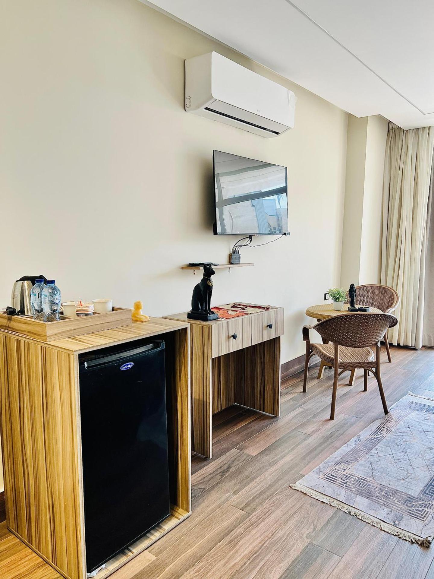 Roone pyramids view inn - Photo 80