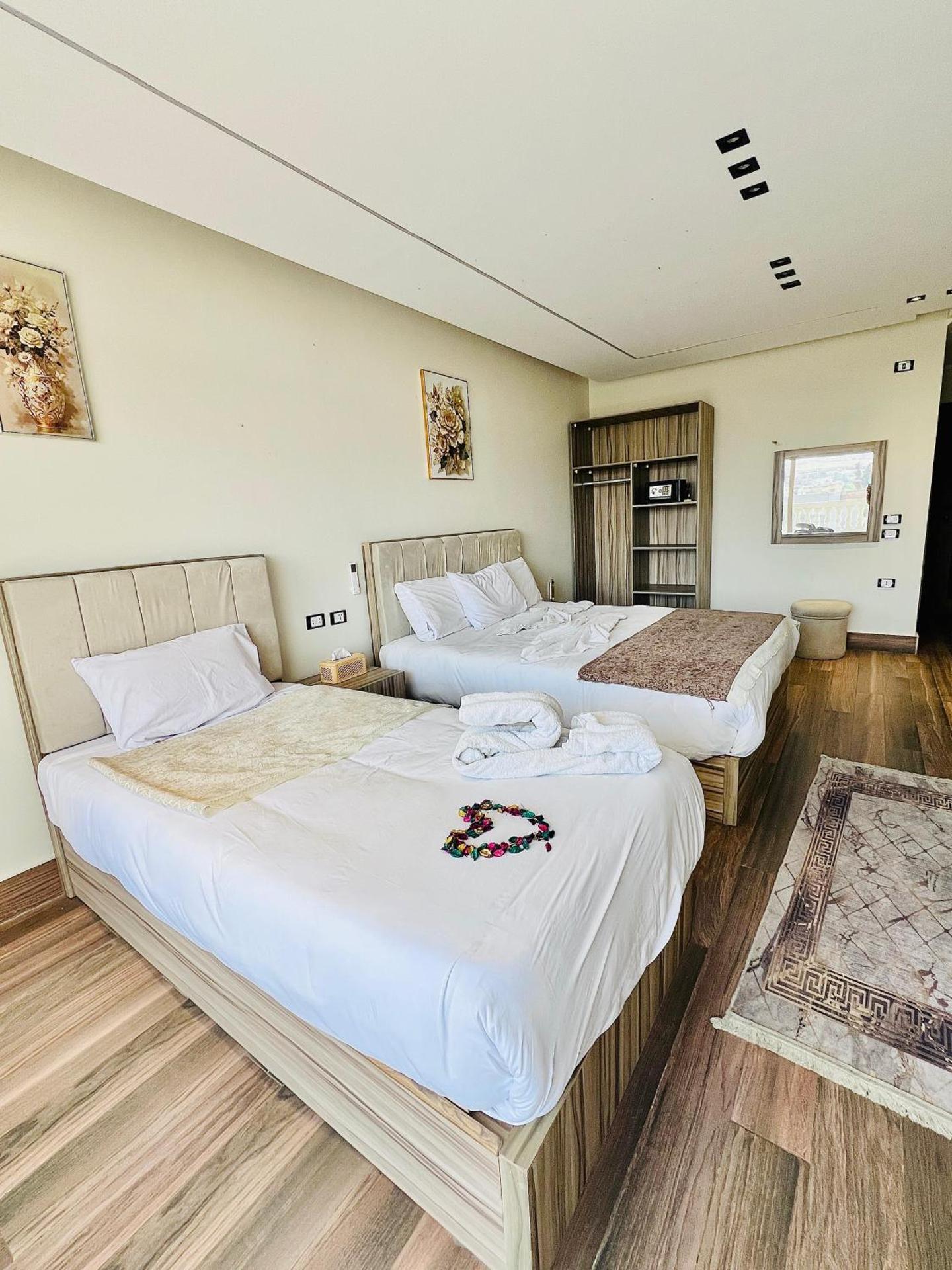 Roone pyramids view inn - Photo 81