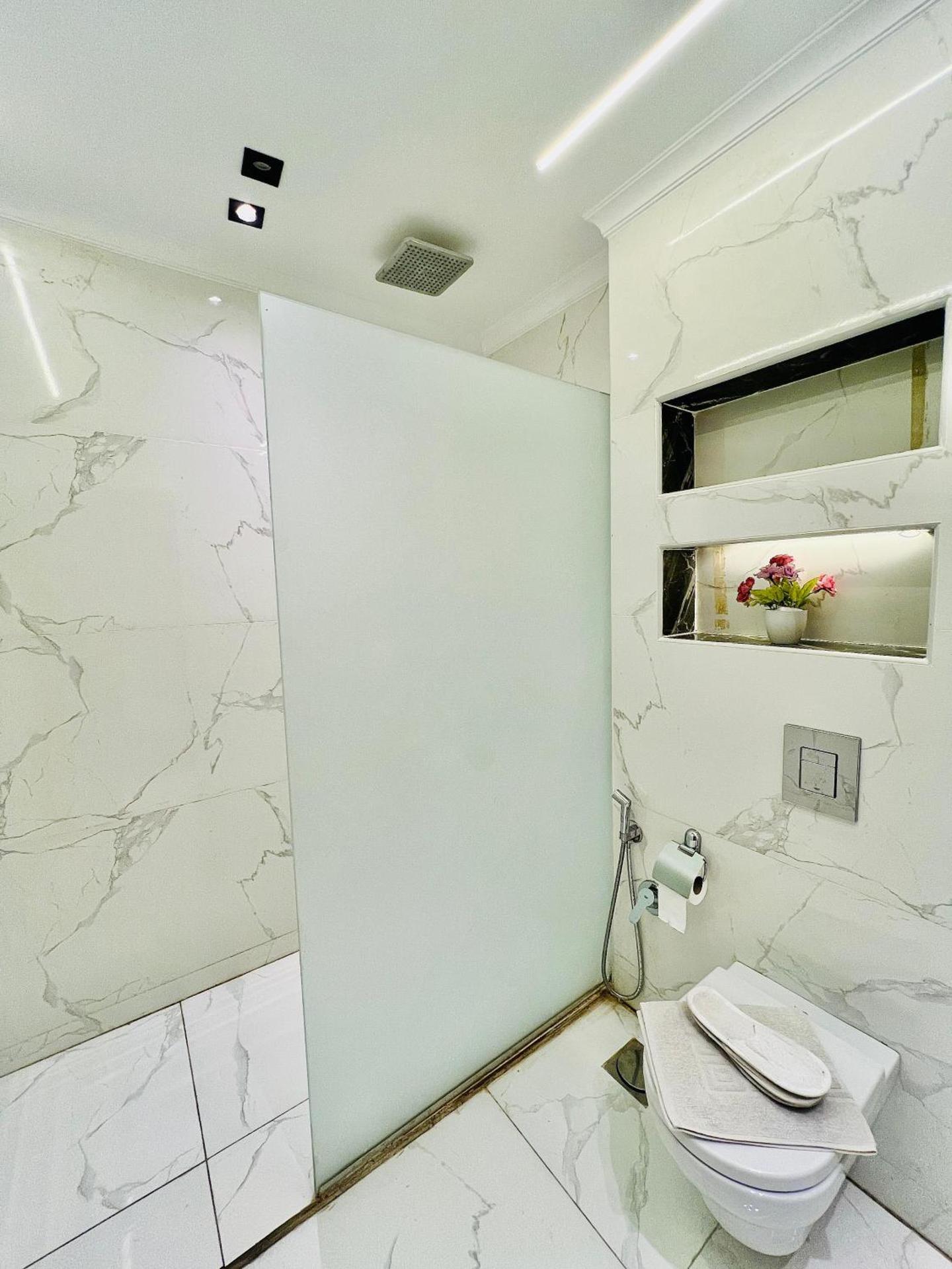 Roone pyramids view inn - Photo 83