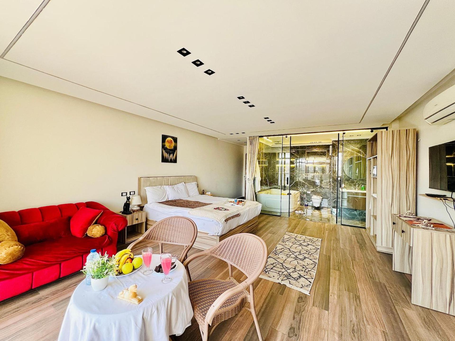 Roone pyramids view inn - Photo 9