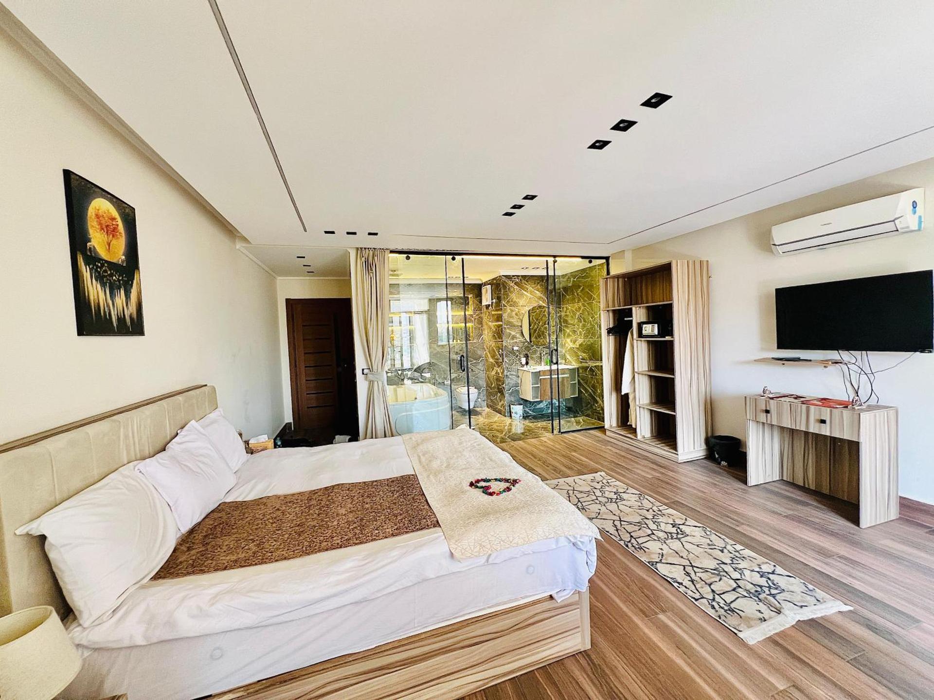 Roone pyramids view inn - Photo 24