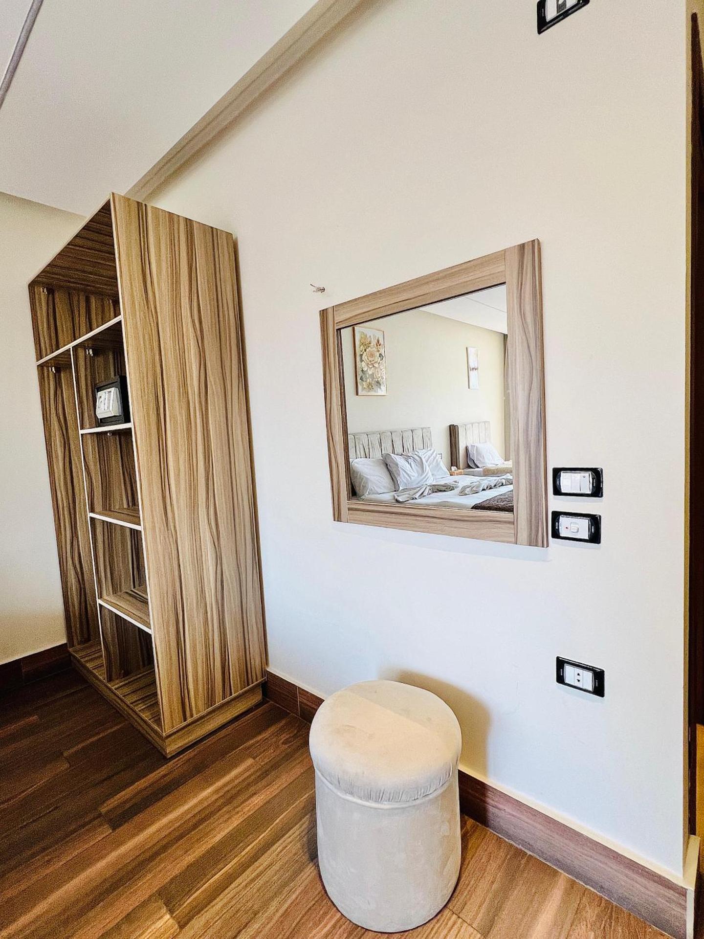 Roone pyramids view inn - Photo 92