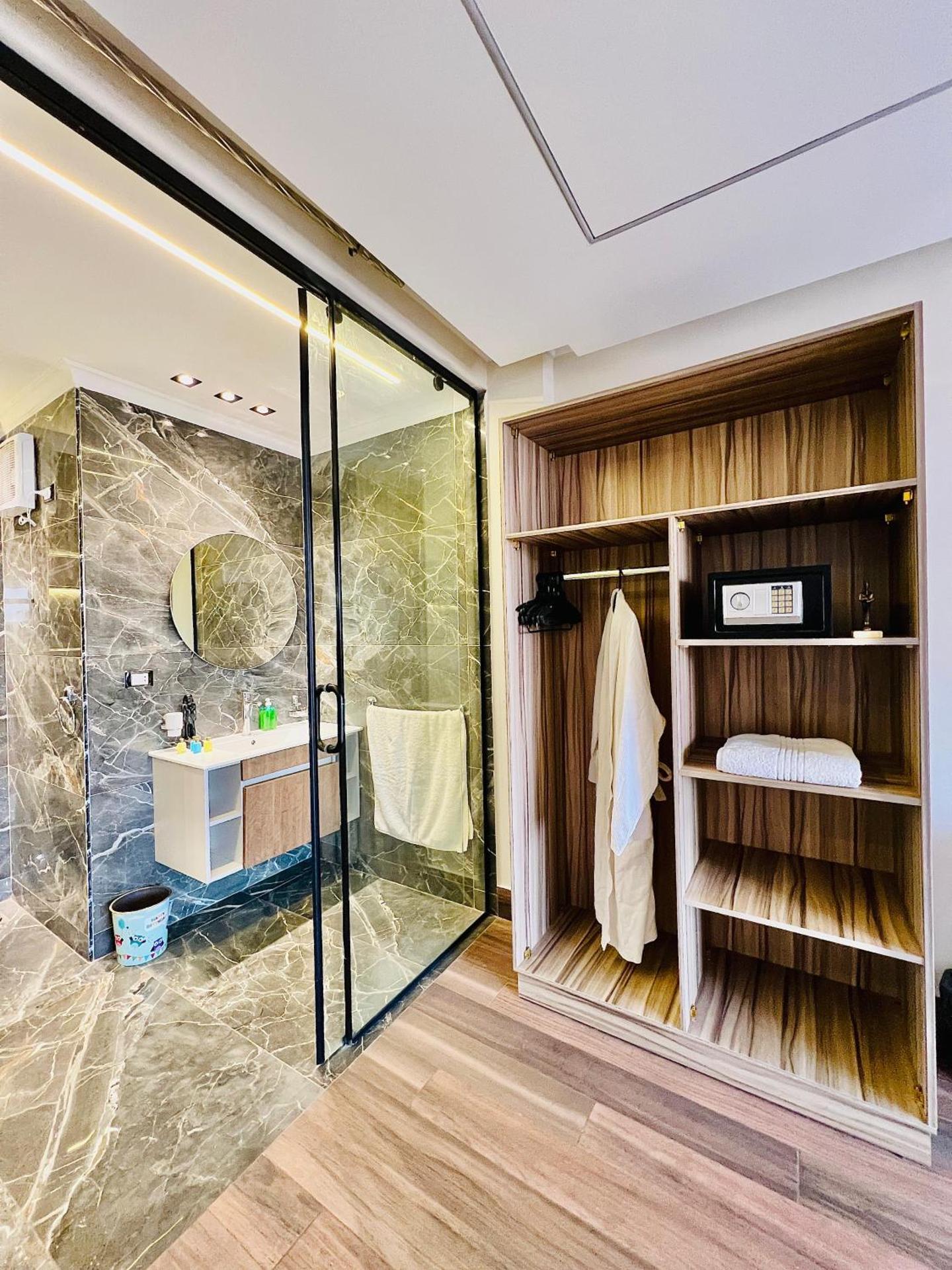 Roone pyramids view inn - Photo 28