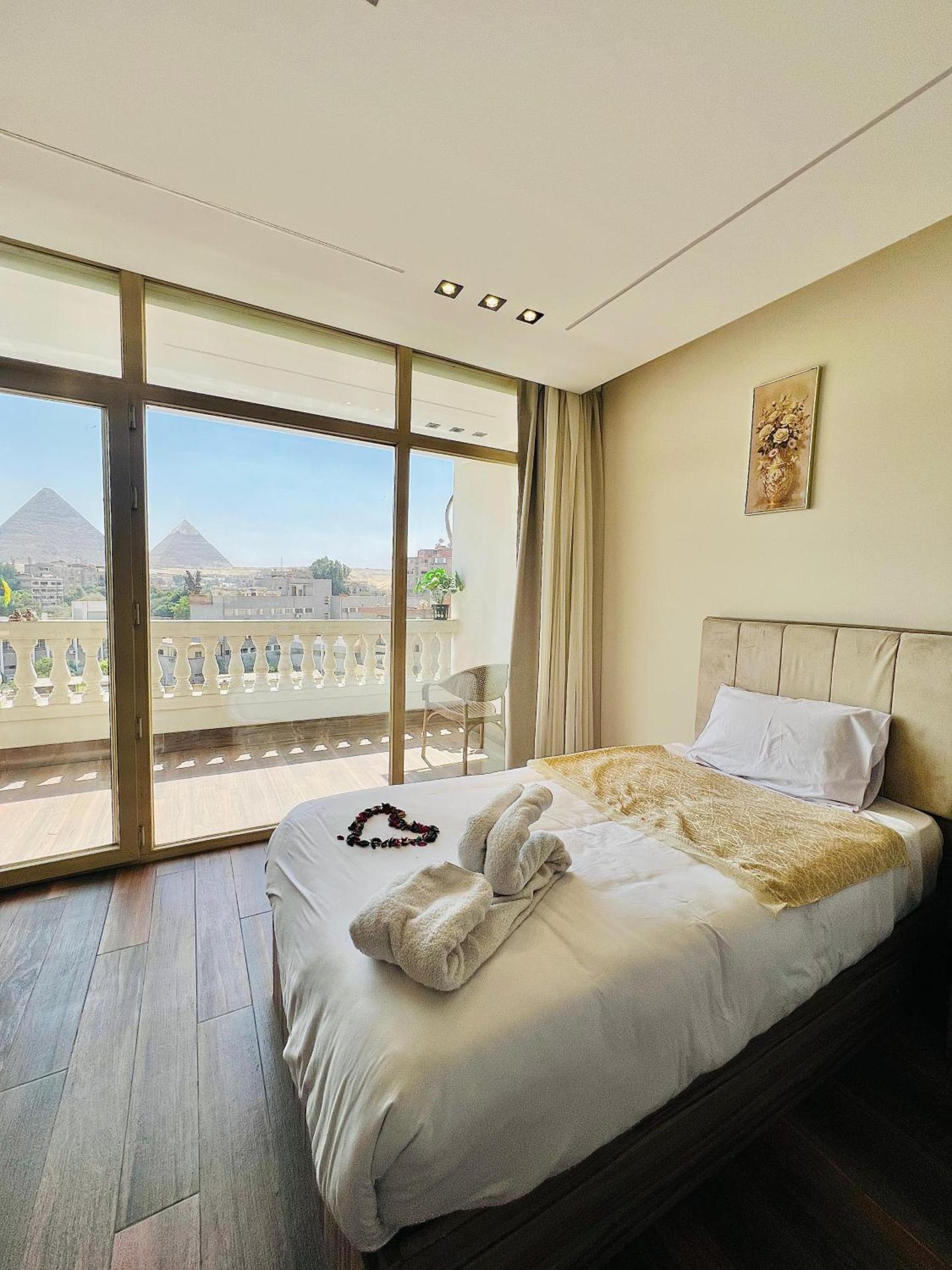 Roone pyramids view inn - Photo 93