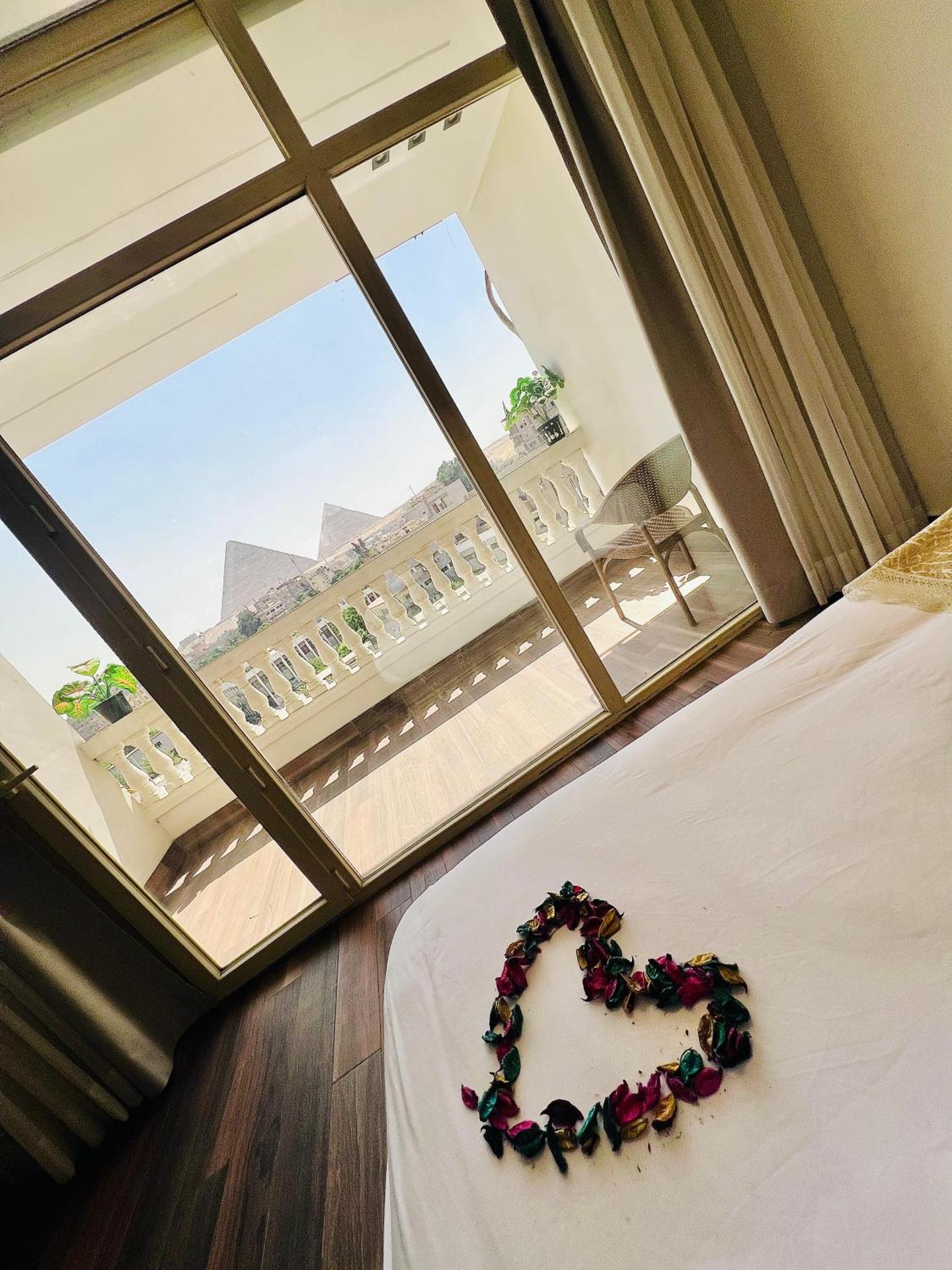 Roone pyramids view inn - Photo 94