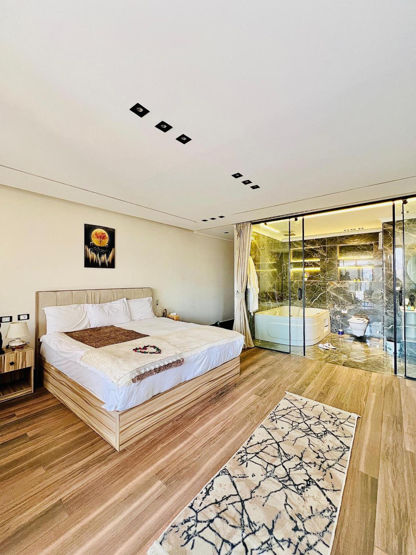 Roone pyramids view inn - Photo 29