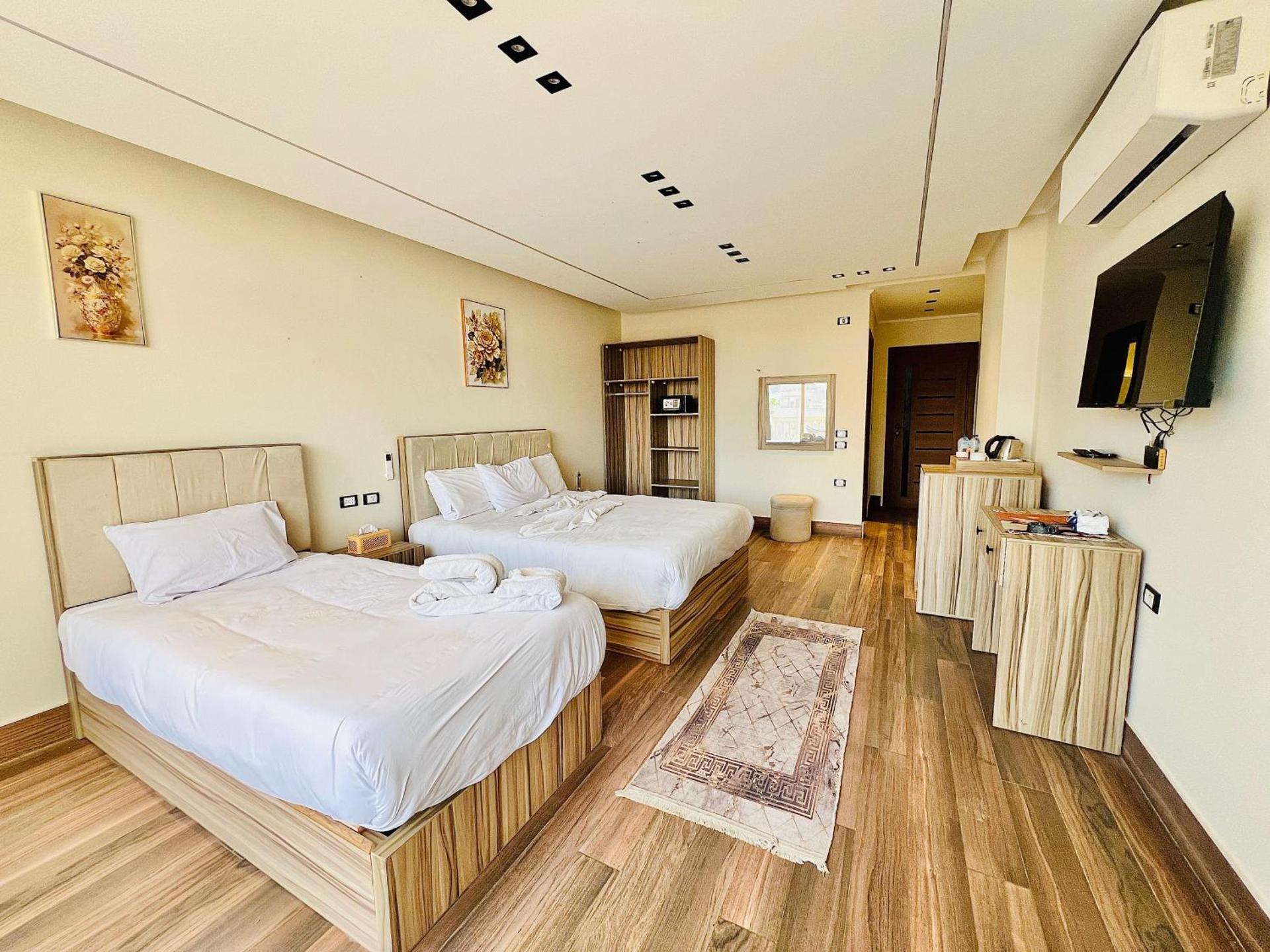 Roone pyramids view inn - Photo 58